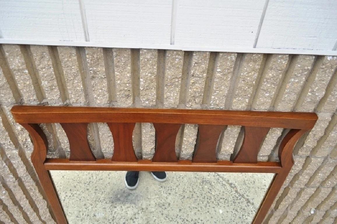 Mid-Century moderno Specchio Vintage Mid Century Modern in noce Kent Coffey Broyhill Brasilia Style in vendita