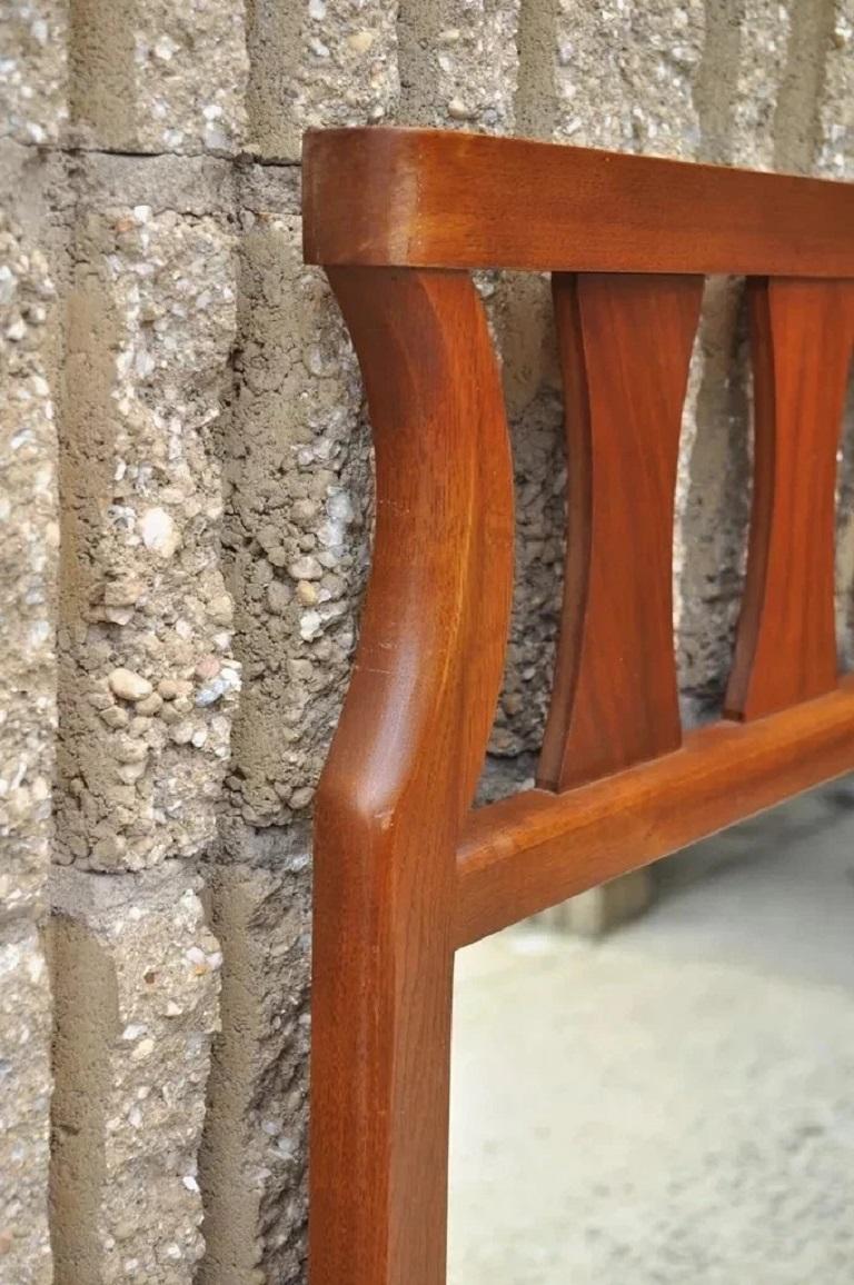 Sconosciuto Specchio Vintage Mid Century Modern in noce Kent Coffey Broyhill Brasilia Style in vendita