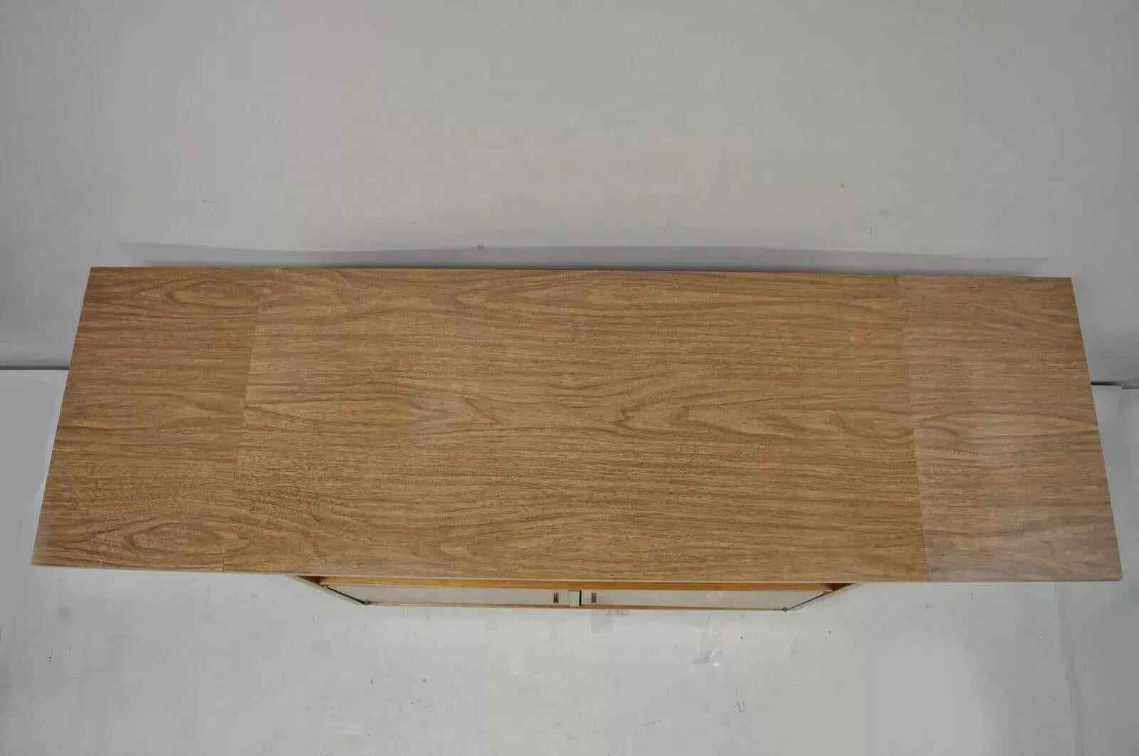 Vintage Mid Century Modern Walnut Laminate Top Rolling Drop Leaf Bar Cart Server In Good Condition For Sale In Philadelphia, PA
