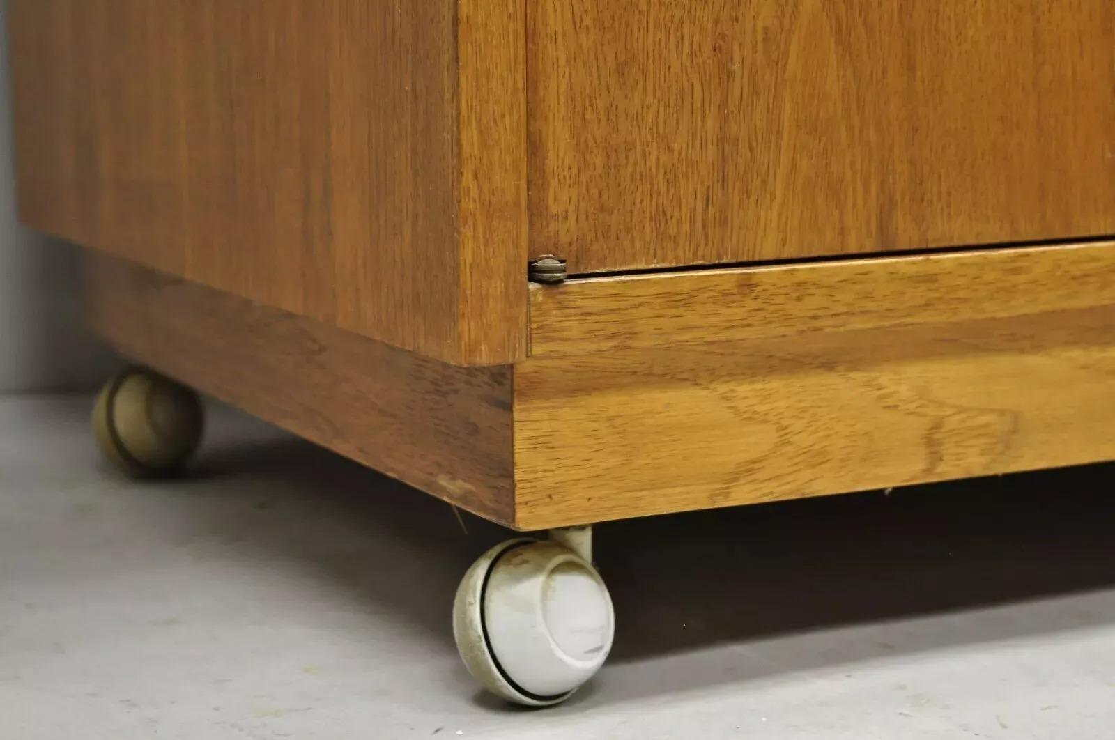 Vintage Mid Century Modern Walnut Laminate Top Rolling Drop Leaf Bar Cart Server For Sale 2
