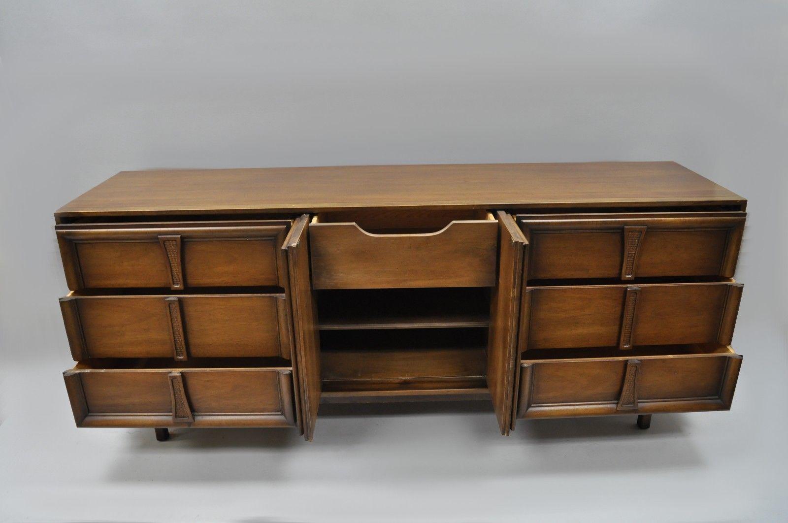 Vintage walnut long dresser, Pacer Collection by Drexel Furniture. Item features beautiful woodgrain, two swing doors, seven dovetailed drawers, one wooden shelf, serial number to rear, clean Modernist lines, and plenty of storage, circa 1960s, USA.