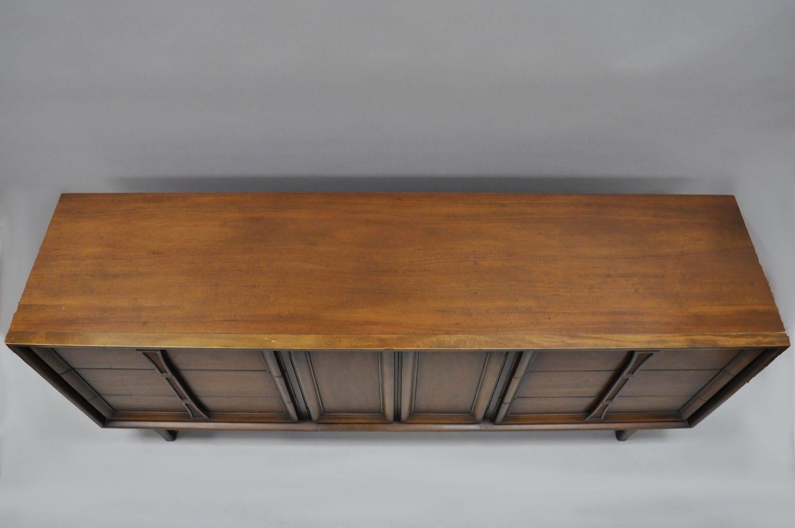 Vintage Mid-Century Modern Walnut Long Dresser Credenza Cabinet Drexel Pacer In Good Condition In Philadelphia, PA