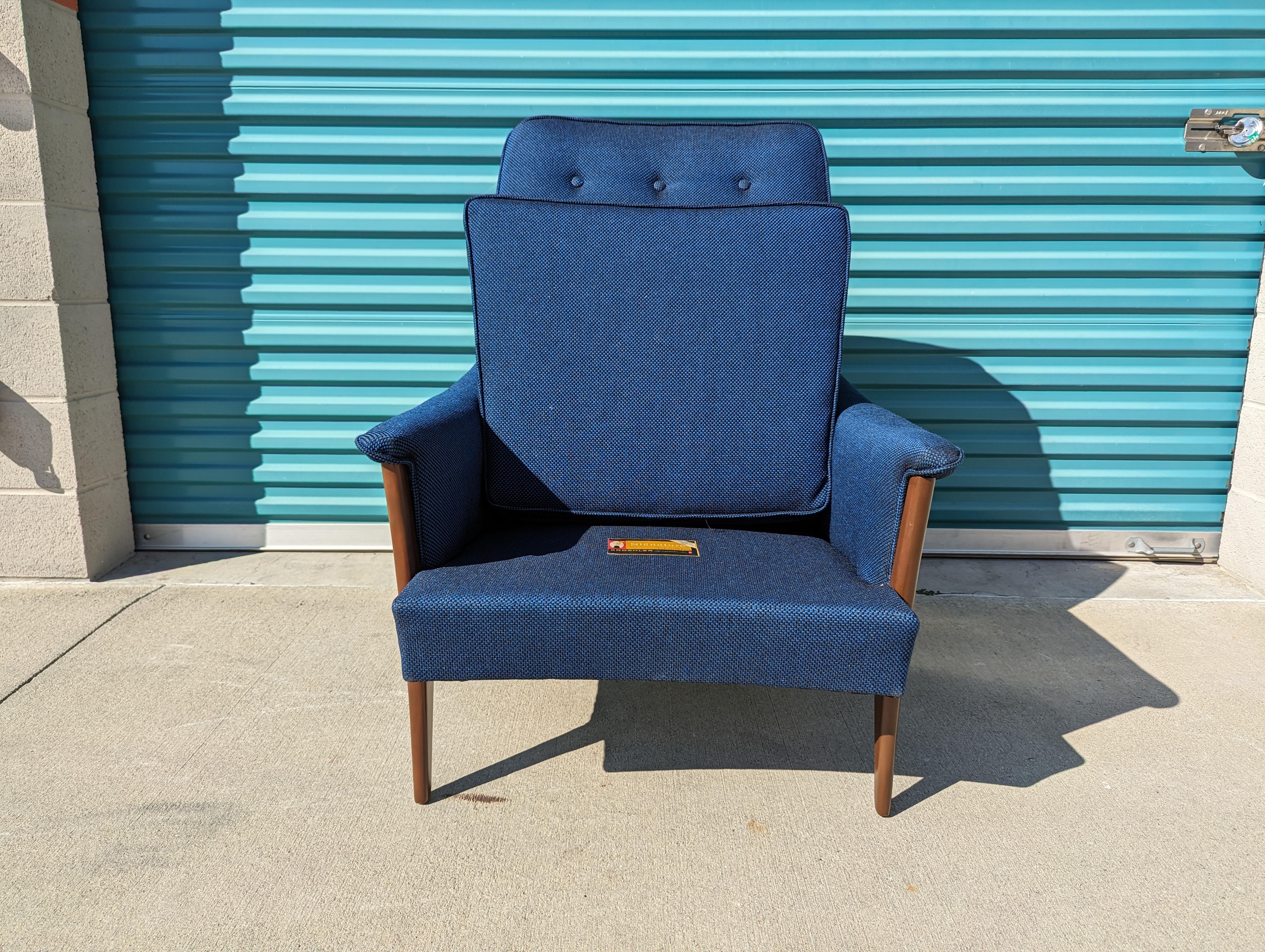 Vintage Mid Century Modern Walnut Lounge Armchair by Kroehler For Sale 8