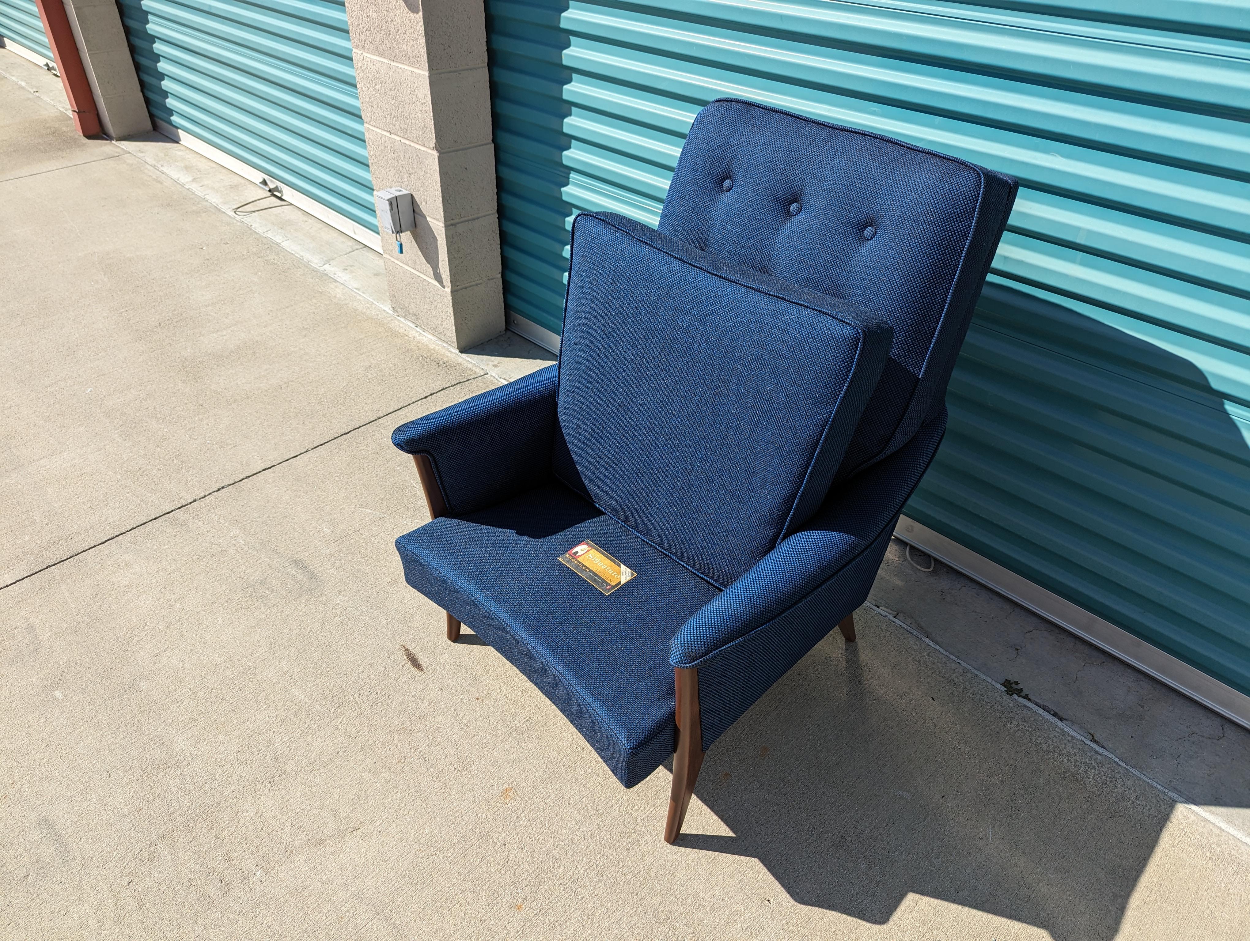 American Vintage Mid Century Modern Walnut Lounge Armchair by Kroehler For Sale