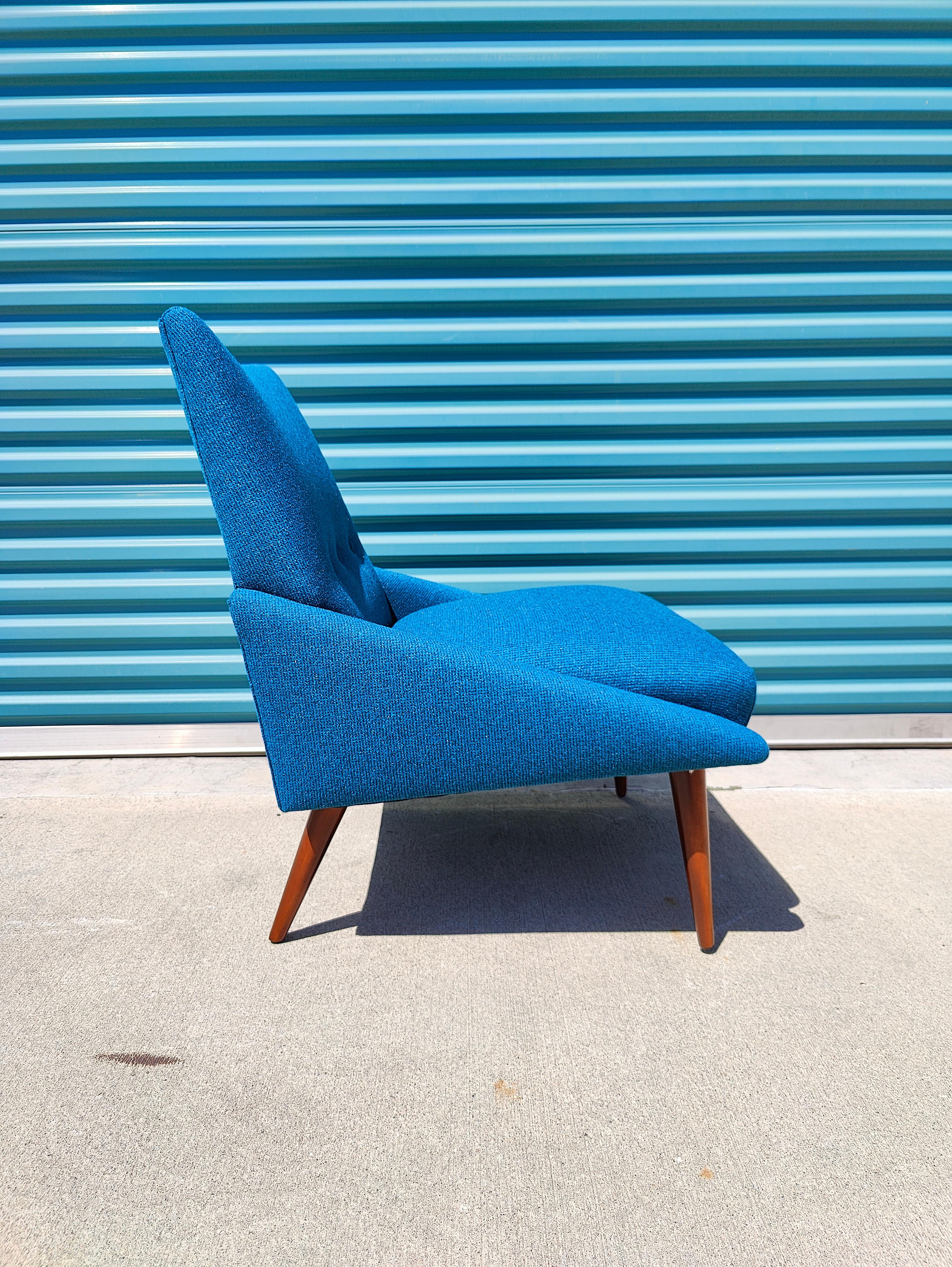 Vintage Mid Century Modern Walnut Lounge Chair by Kroehler, c1960s  In Excellent Condition In Chino Hills, CA