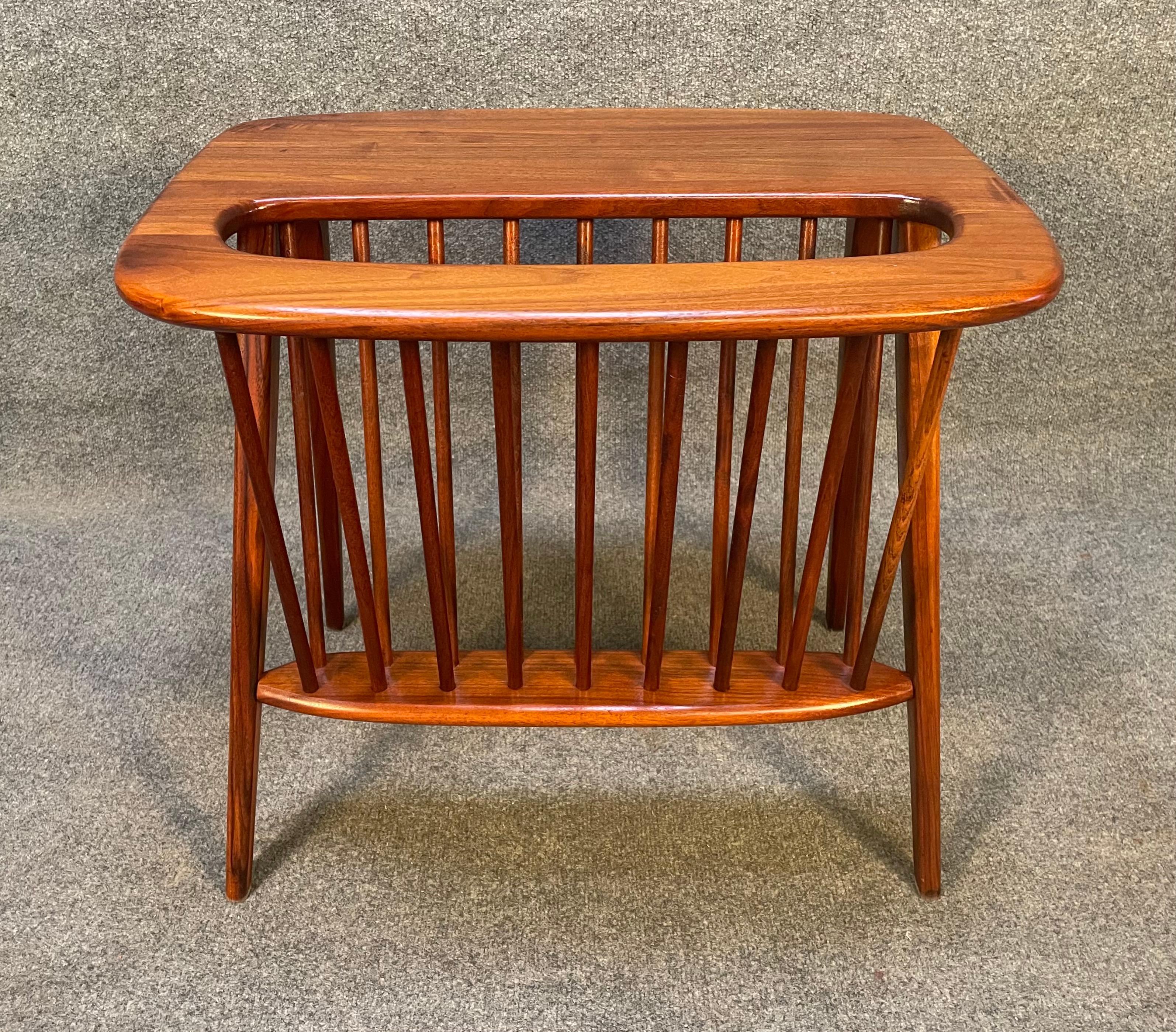 Here is a beautiful mcm magazine rack in walnut designed by Arthur Umanoff, USA, 1960's.
This exquisite refinished piece features a solid walnut and organically shaped frame showing vibrant wood grain with magazine storage area.
Excellent