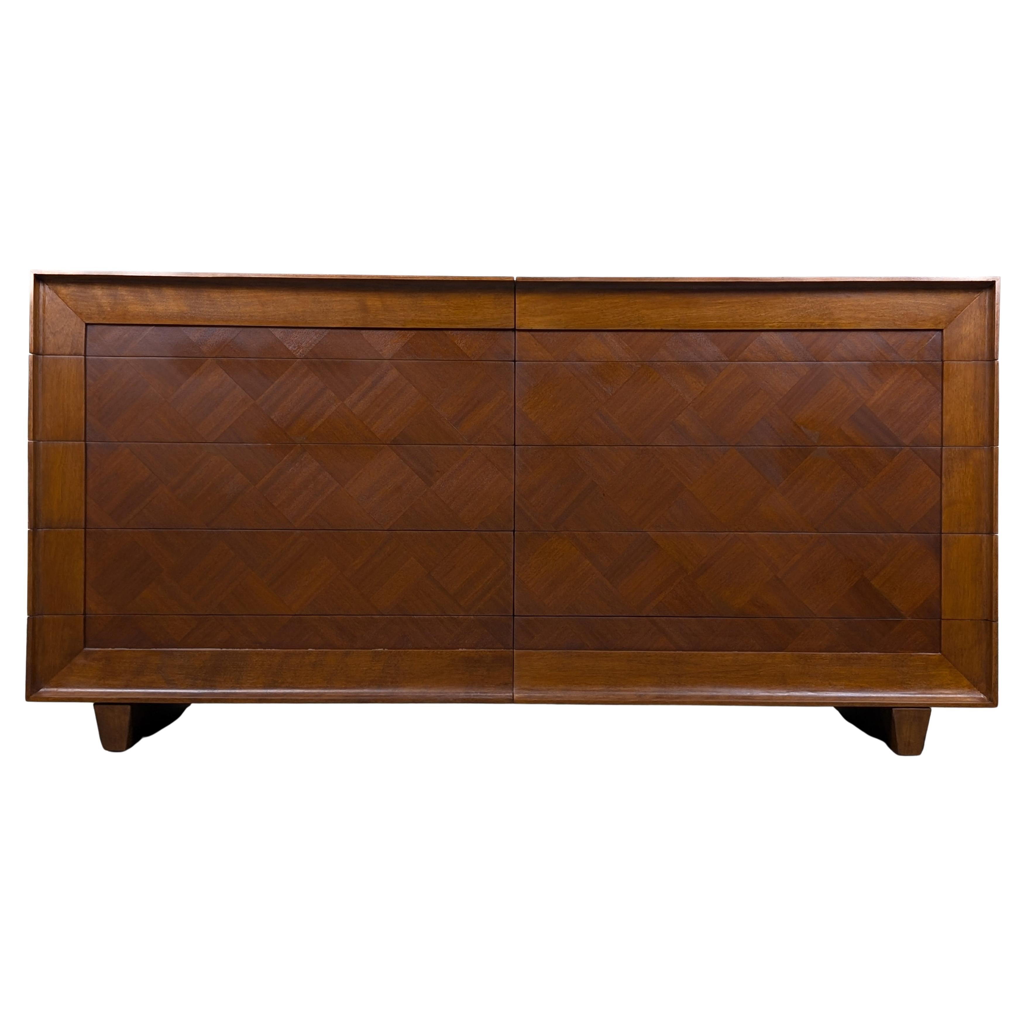 Vintage Mid Century Modern Walnut 
Mahogany 10-Drawer Dresser, c.1960s en vente