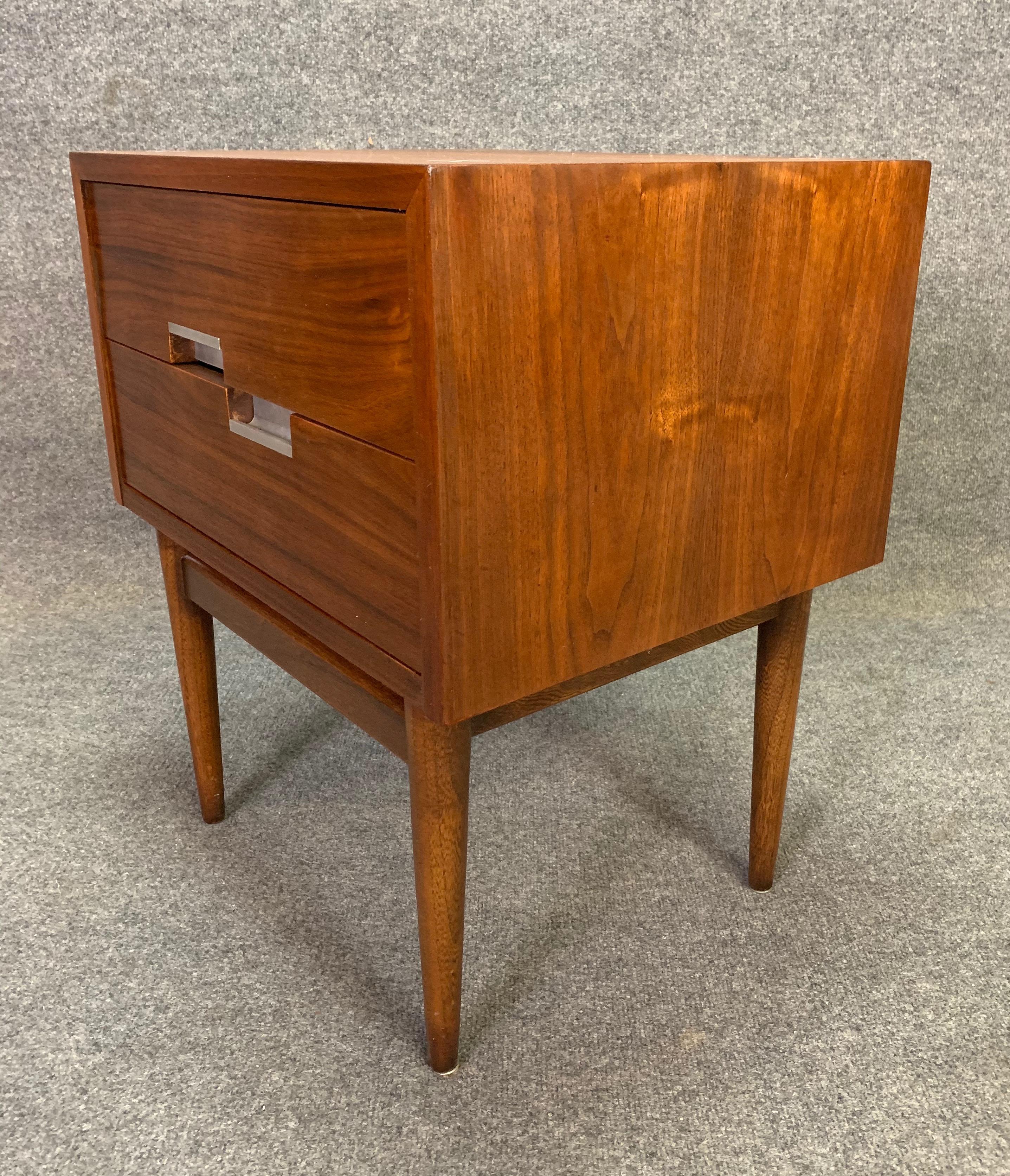 Vintage Mid-Century Modern Walnut Nightstand by American of Martinsville In Good Condition In San Marcos, CA
