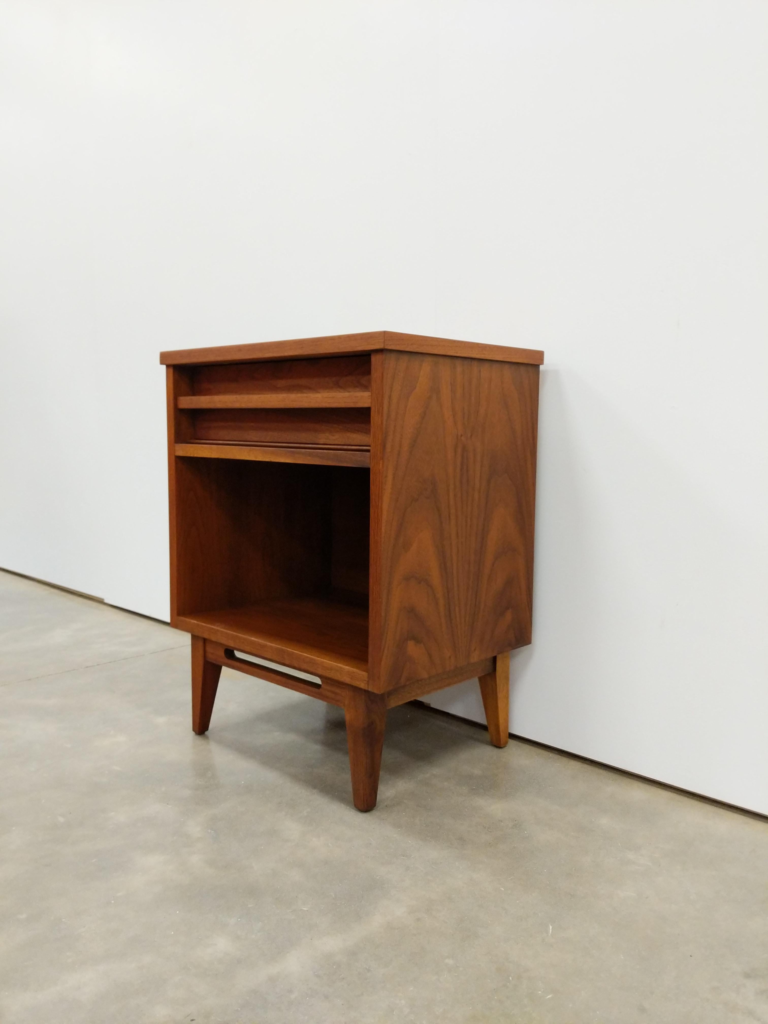 Authentic vintage mid century modern walnut nightstand / side table / end table.

By Gibbard.

Maker's brand inside drawer.

This piece is in excellent refinished condition with very few signs of age-related wear (see photos).

If you would like any