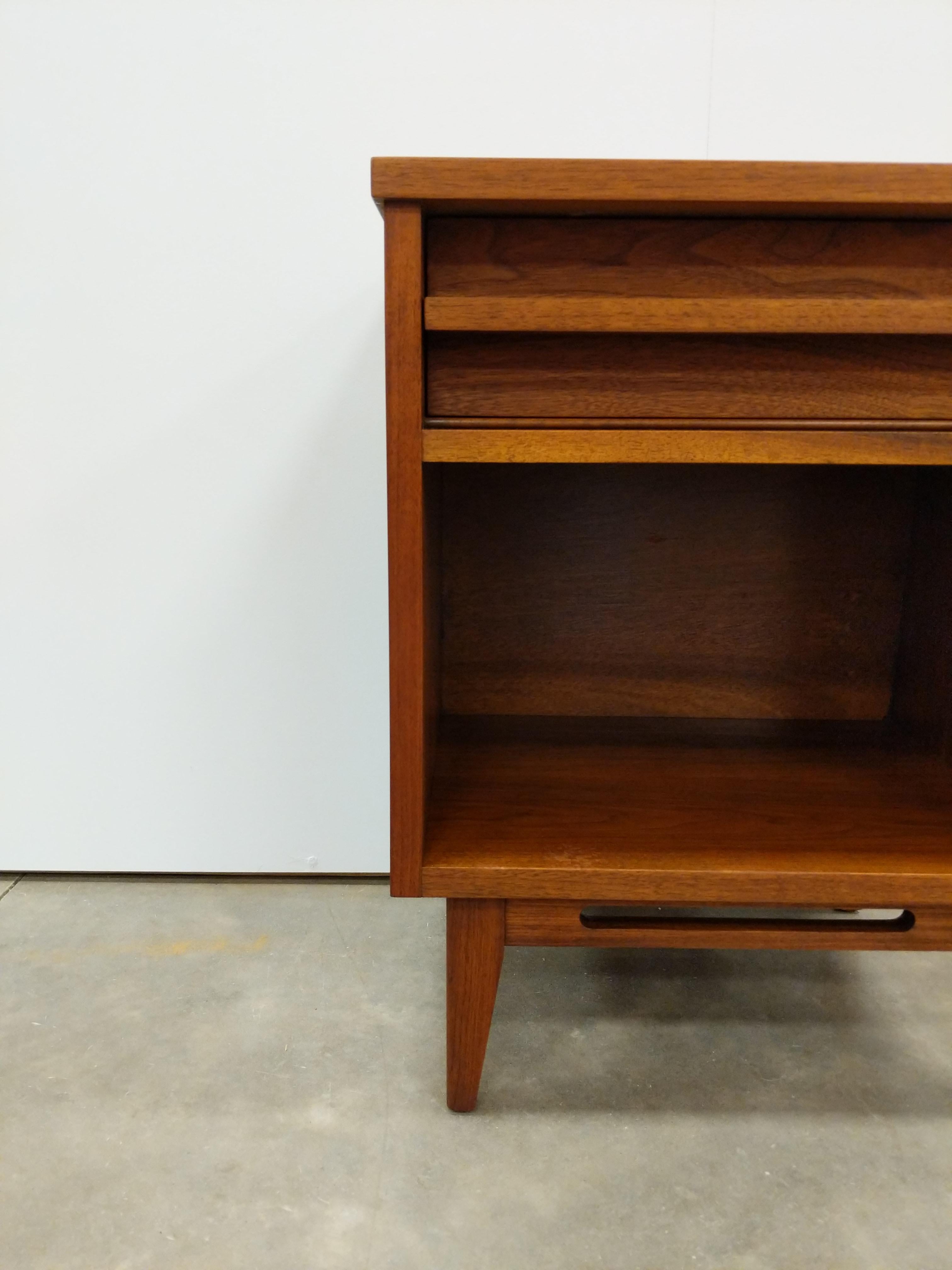 Vintage Mid Century Modern Walnut Nightstand by Gibbard In Good Condition In Gardiner, NY