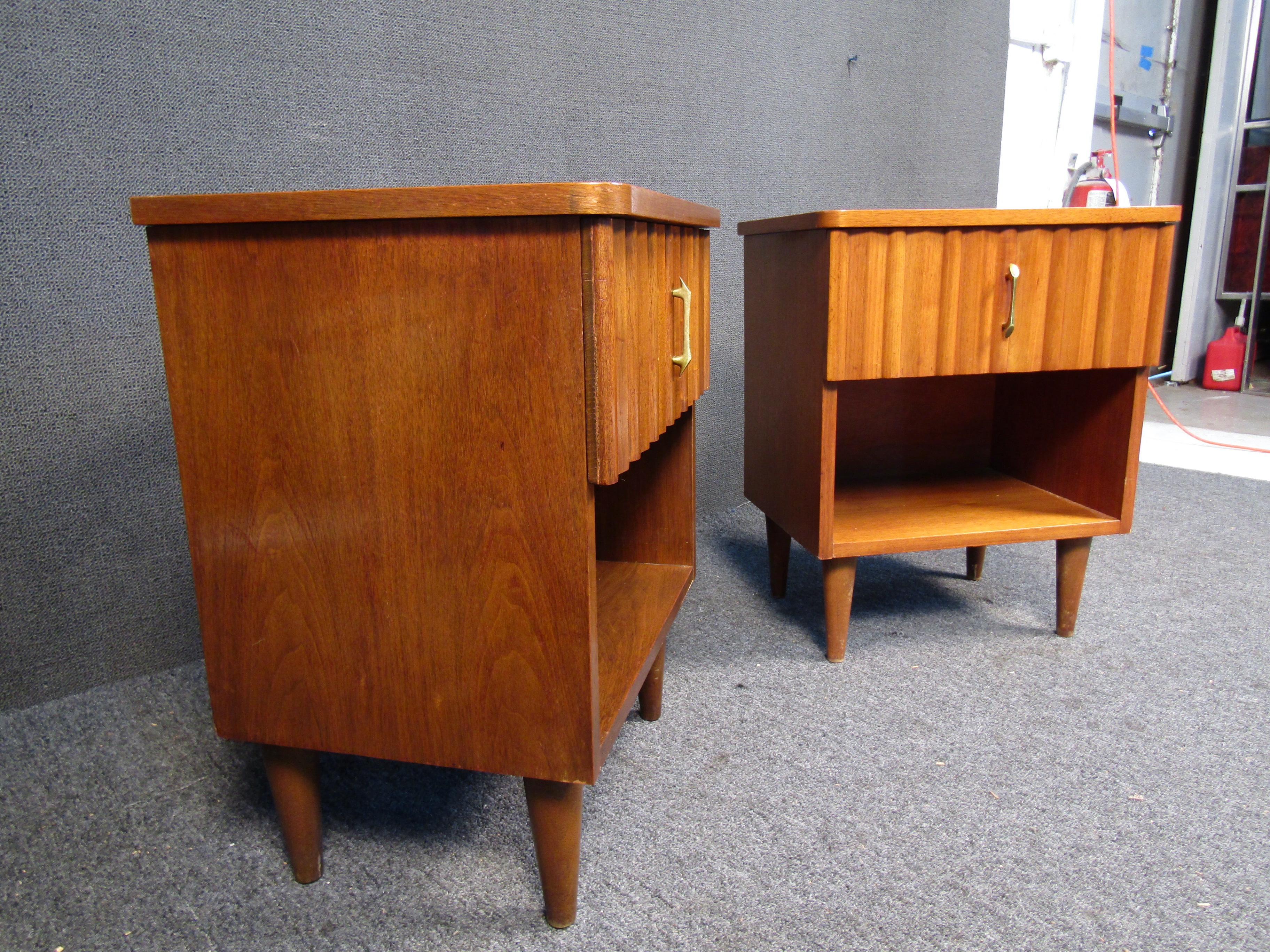 Vintage Mid-Century Modern Walnut Nightstands In Good Condition In Brooklyn, NY