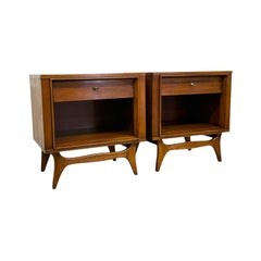 Vintage-Nachttische im Mid-Century-Modern-Stil aus Walnussholz mit profiliertem Querbalken-Fußgestell. Paar