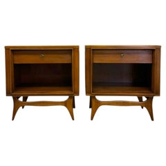 Vintage-Nachttische im Mid-Century-Modern-Stil aus Walnussholz mit profiliertem Querbalken-Fußgestell. Paar
