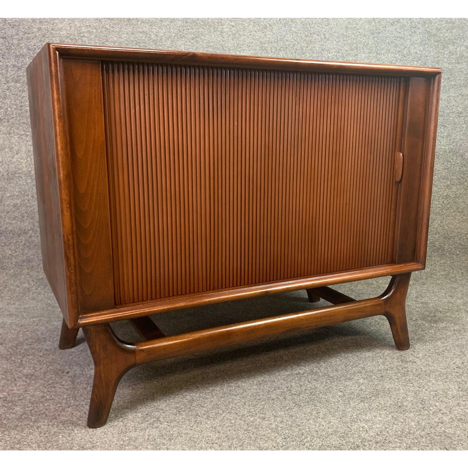 Here is a beautiful TV cabinet in walnut manufactured in the US in the 1960s by Packard Bell.
This fully refinished cabinet has been gutted of its TV and components and up cycled with record dividers. The tambour door rolls smoothly.
Excellent