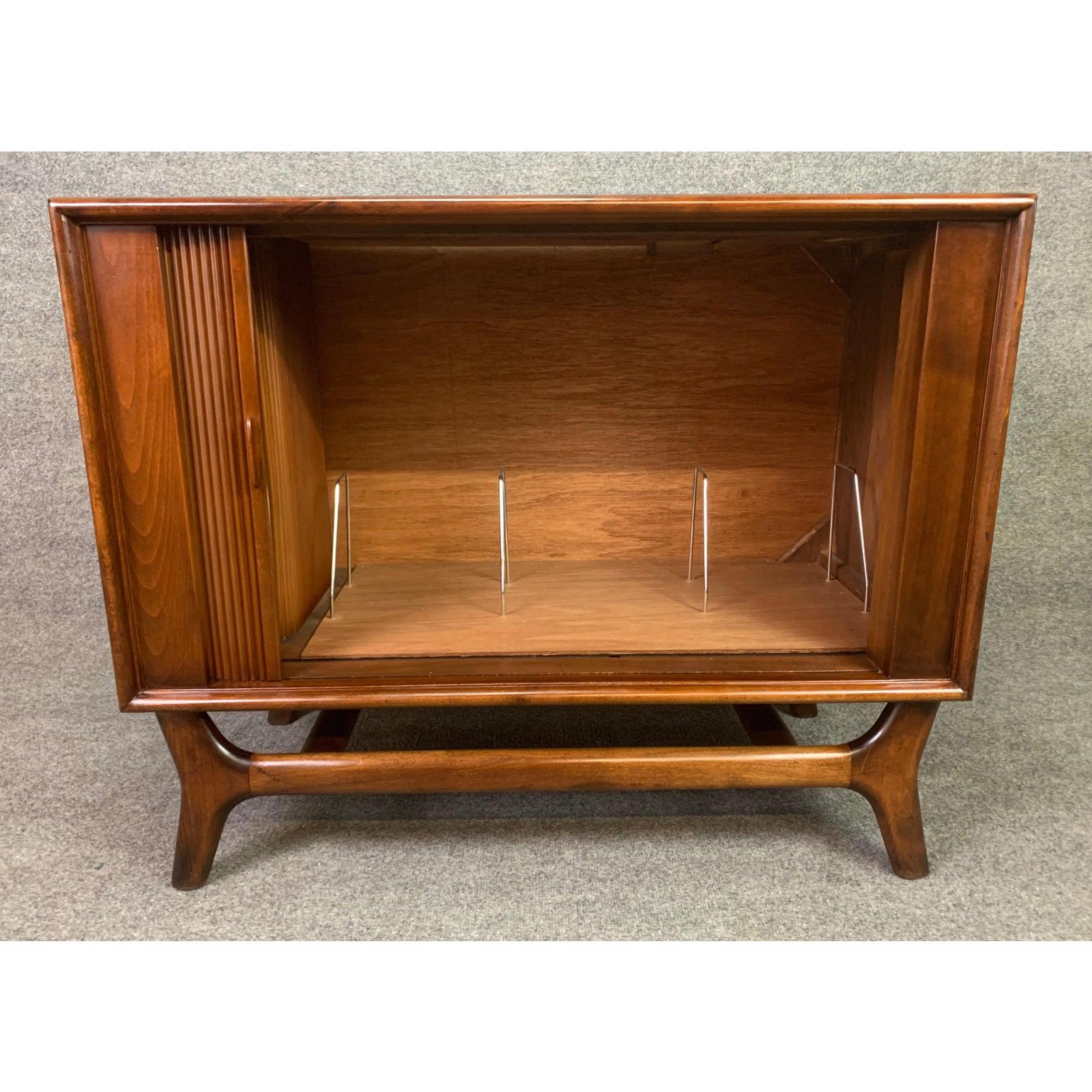 Vintage Mid-Century Modern Walnut Record Cabinet by Packard Bell In Good Condition In San Marcos, CA