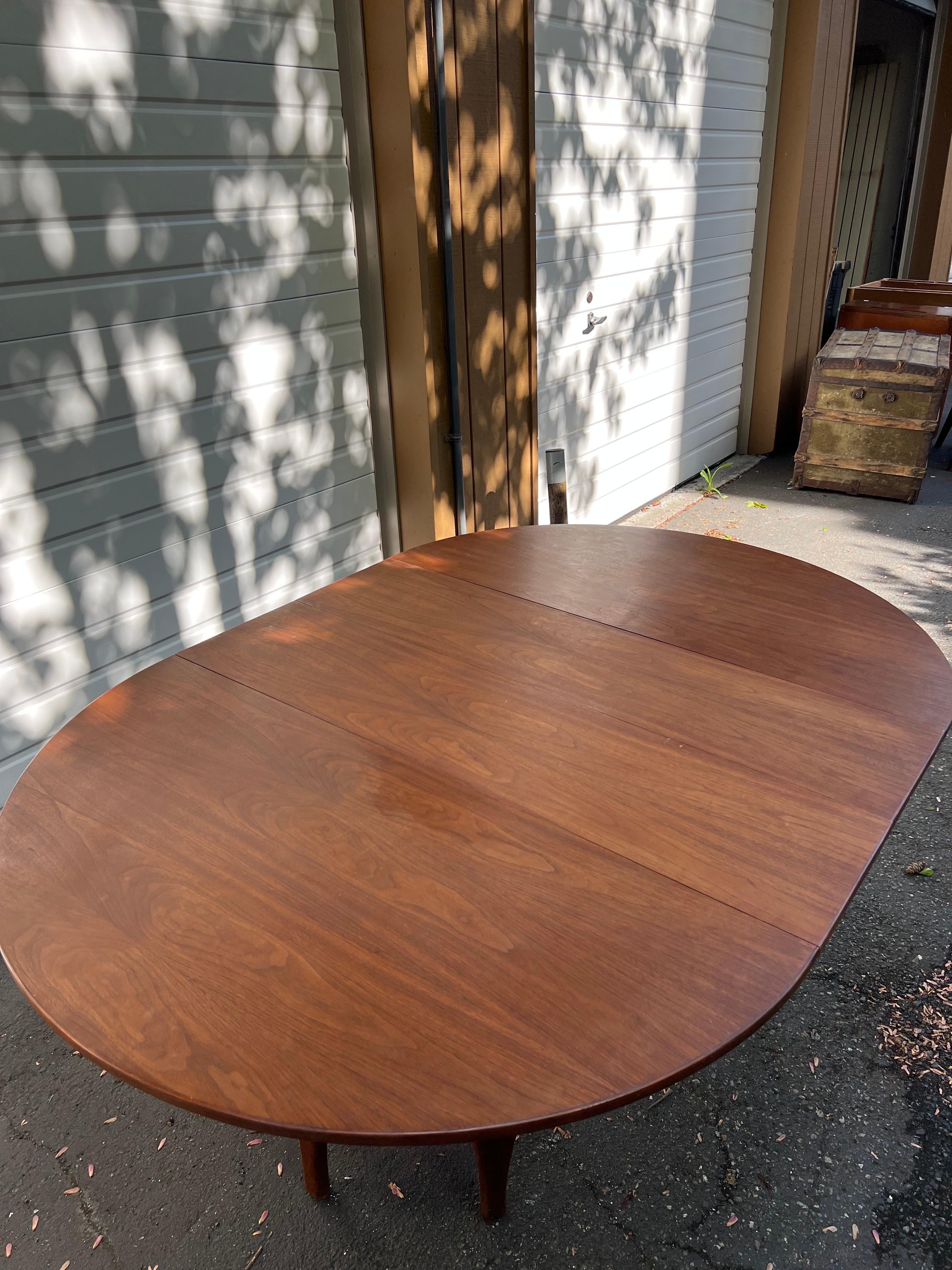 Vintage Mid-Century Modern walnut Round To Oval Extendable Dining Table In Good Condition In Seattle, WA