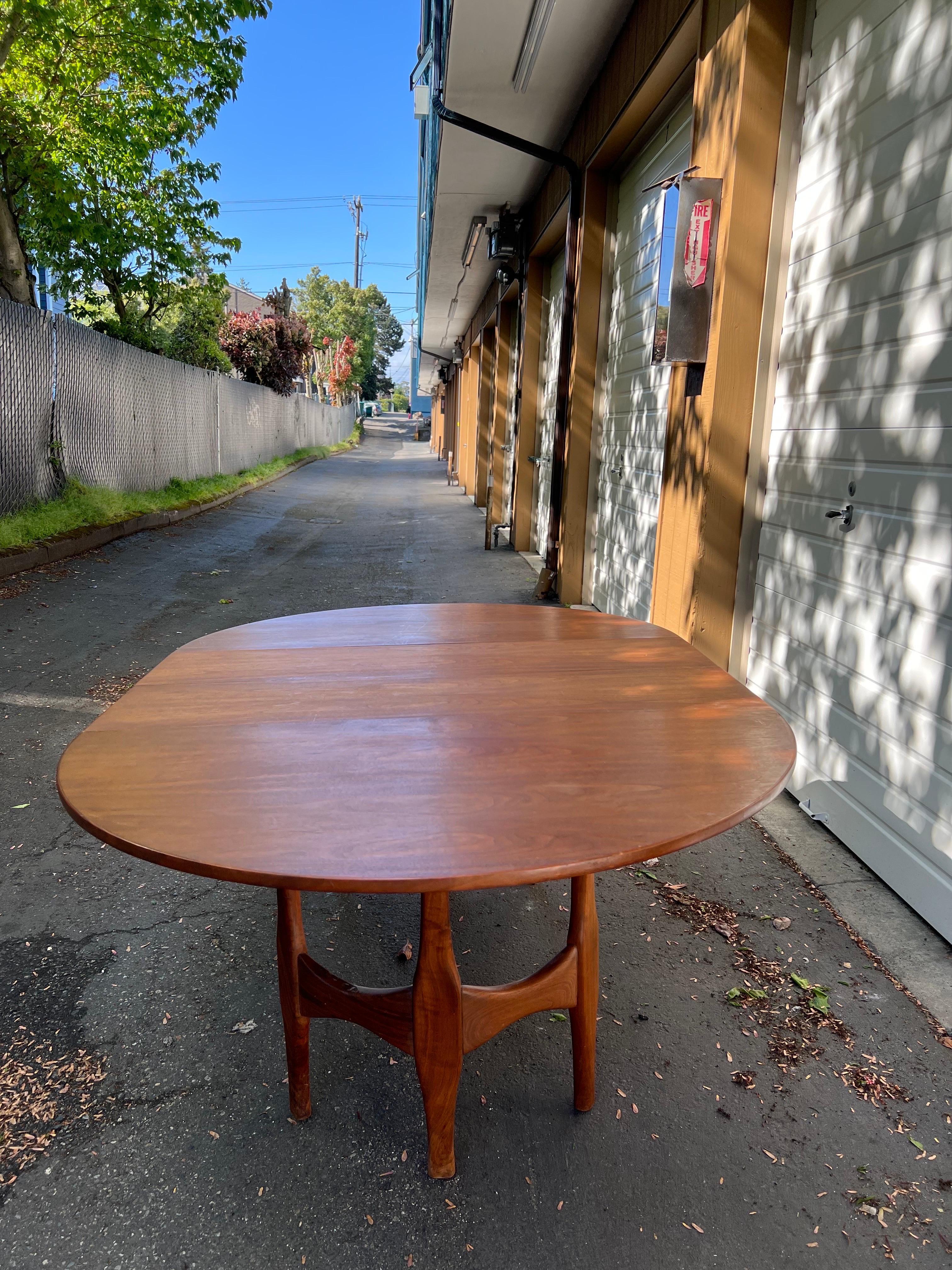 Late 20th Century Vintage Mid-Century Modern walnut Round To Oval Extendable Dining Table