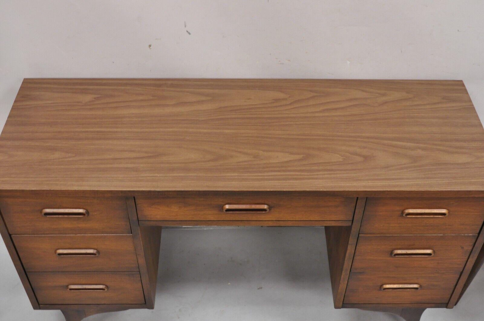Vintage Mid Century Modern Walnut Sculpted Legs Kneehole Desk & Chair - 2 Pc Set In Good Condition For Sale In Philadelphia, PA
