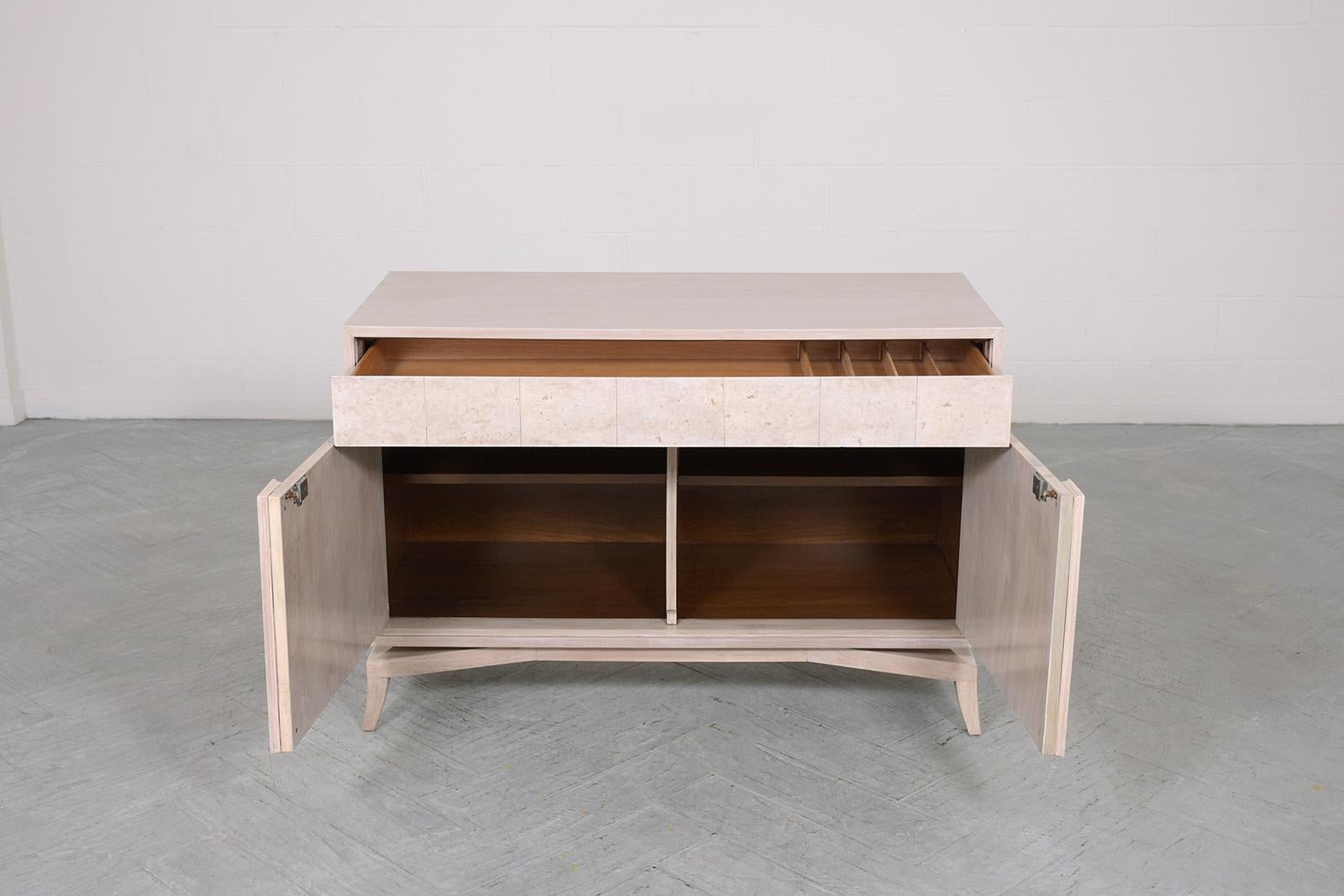 Nussbaum-Credenza aus der Jahrhundertmitte der 1960er Jahre: Restauriert mit exotischen Furnieren und abschließbarer Tür (Moderne der Mitte des Jahrhunderts) im Angebot