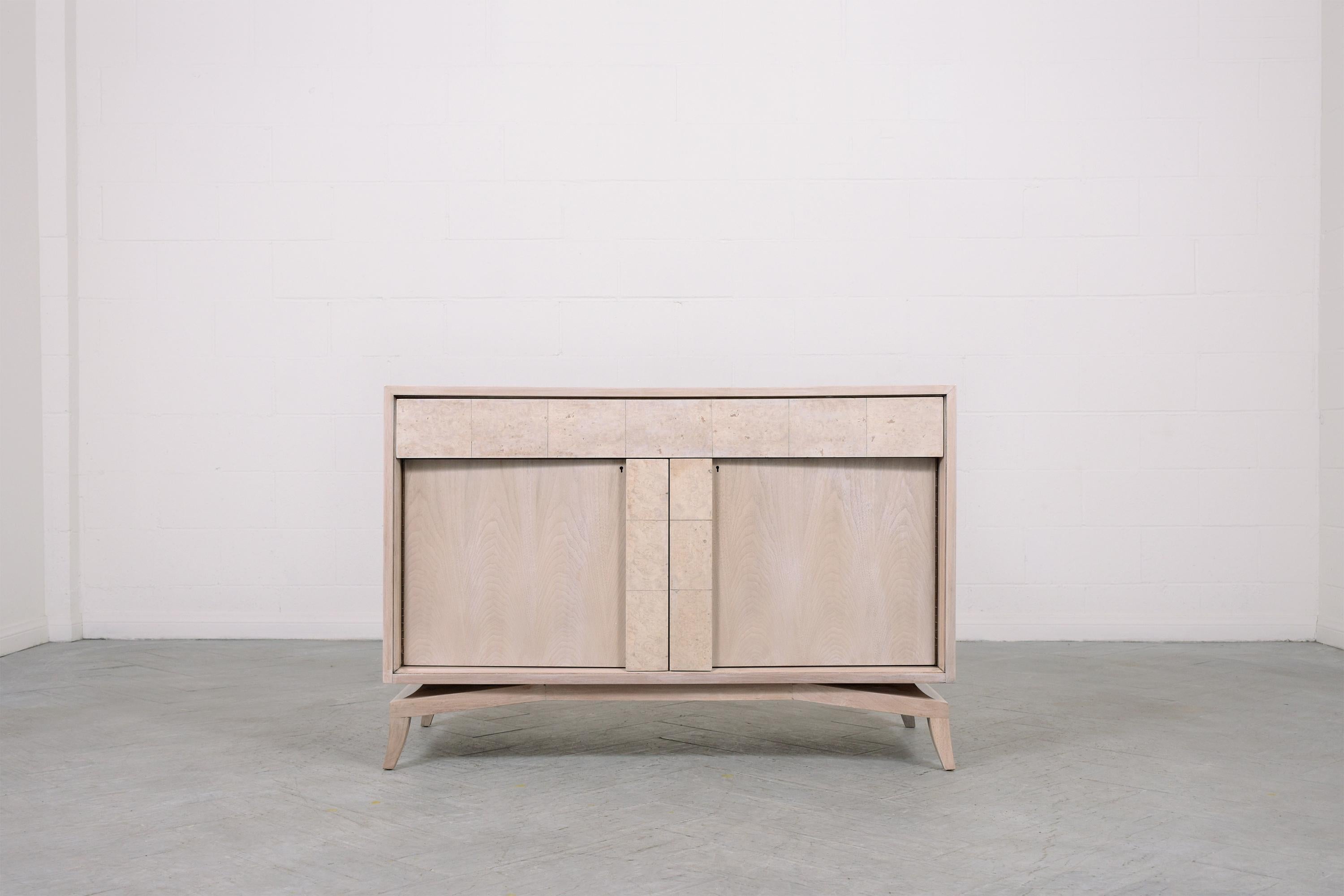 Nussbaum-Credenza aus der Jahrhundertmitte der 1960er Jahre: Restauriert mit exotischen Furnieren und abschließbarer Tür im Zustand „Gut“ im Angebot in Los Angeles, CA