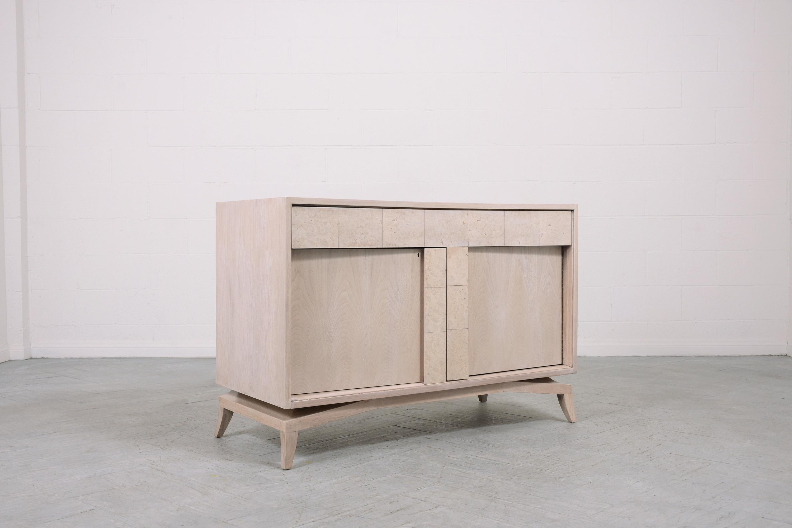 Nussbaum-Credenza aus der Jahrhundertmitte der 1960er Jahre: Restauriert mit exotischen Furnieren und abschließbarer Tür (Lack) im Angebot