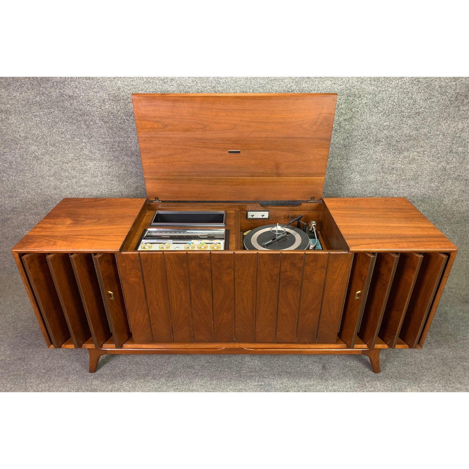 Vintage Mid-Century Modern Walnut Stereo Console Credenza by Zenith In Good Condition In San Marcos, CA