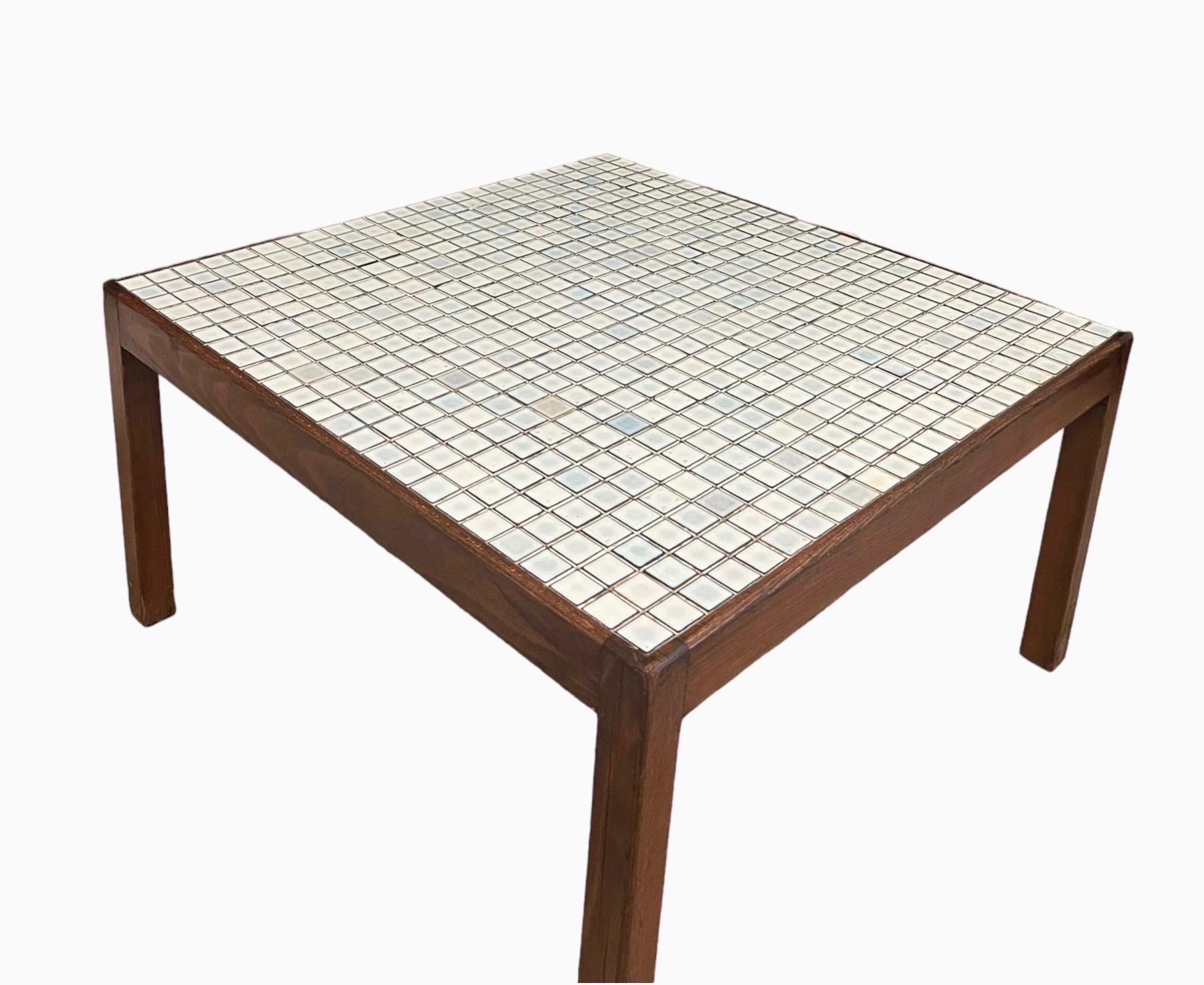 Fin du 20e siècle Table vintage en noyer avec plateau en carreaux de faïence The Moderns en vente
