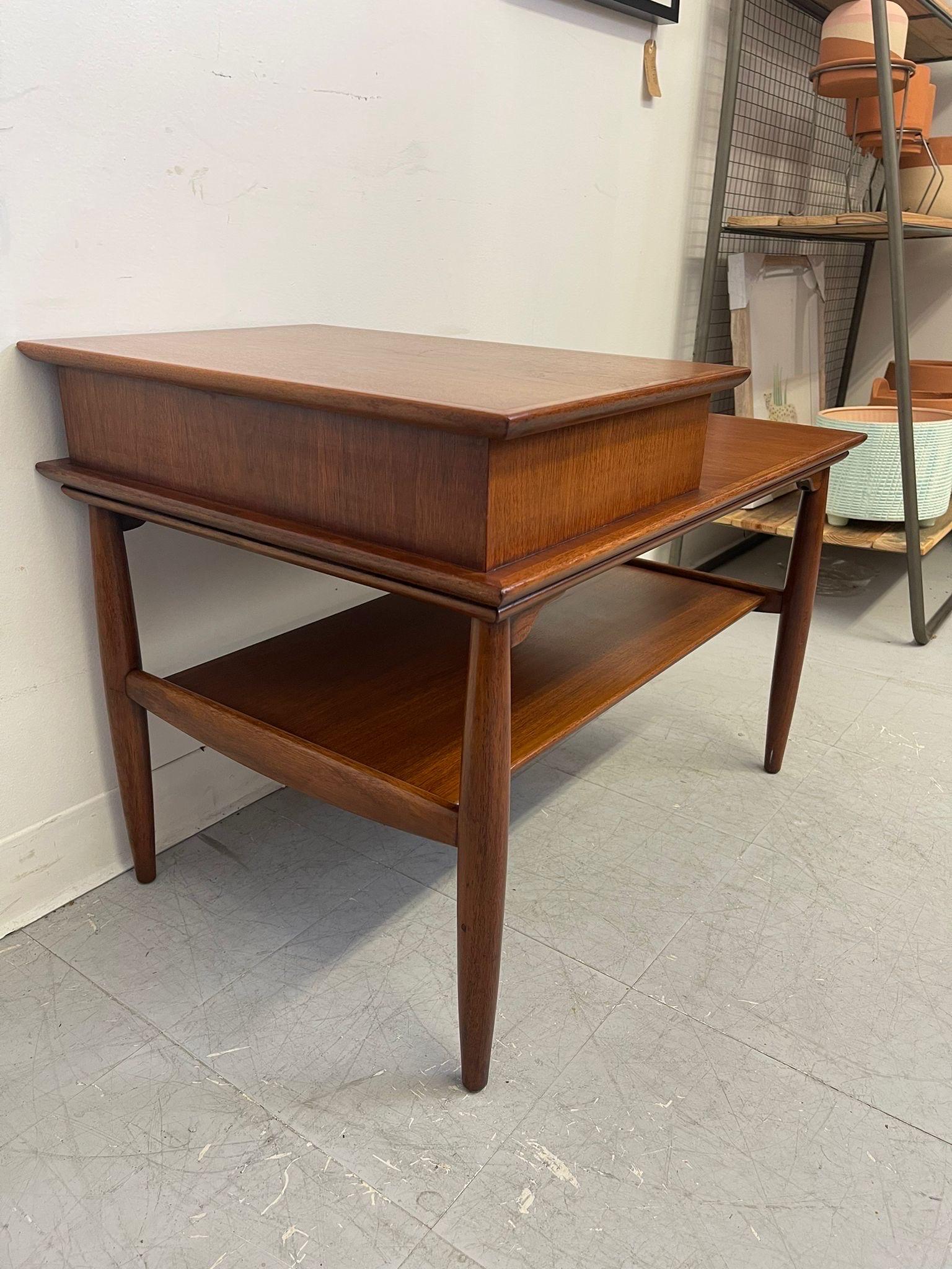 Vintage Mid Century Modern Walnut Toned Accent Table by Hekman. In Good Condition For Sale In Seattle, WA