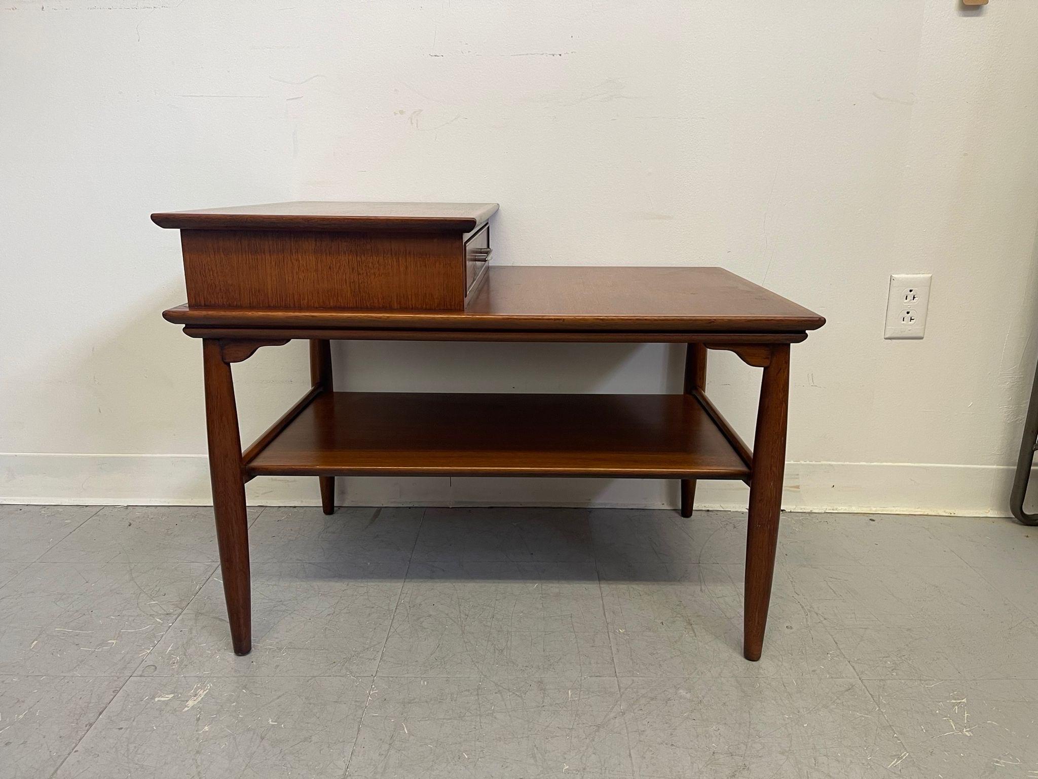 Late 20th Century Vintage Mid Century Modern Walnut Toned Accent Table by Hekman. For Sale