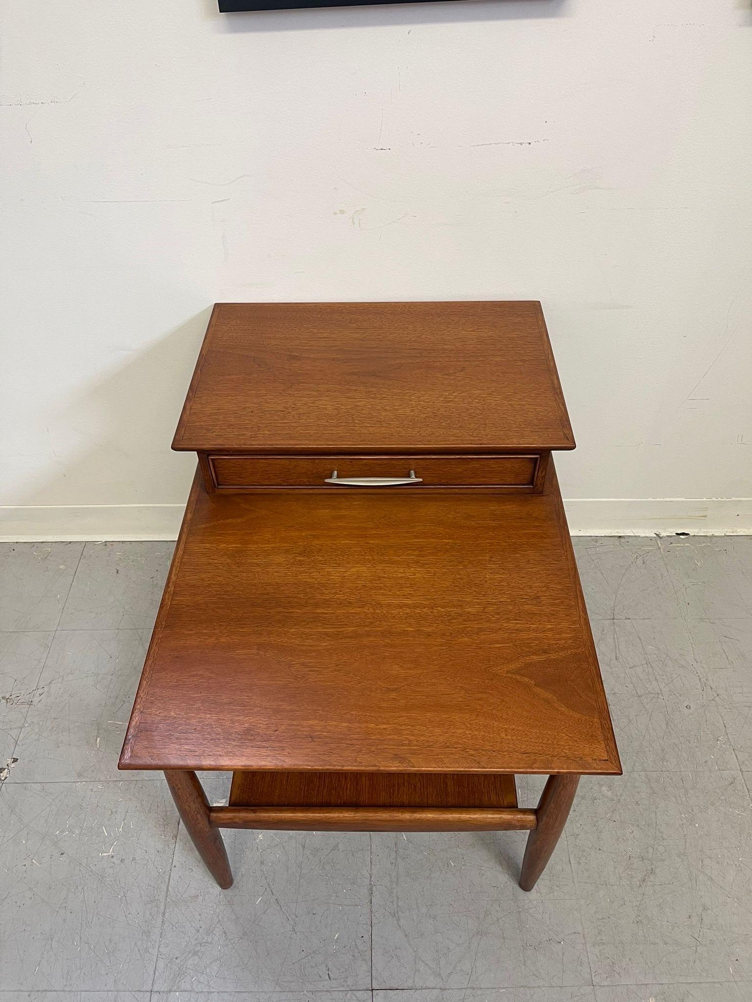 Vintage Mid Century Modern Walnut Toned Accent Table by Hekman. For Sale 1