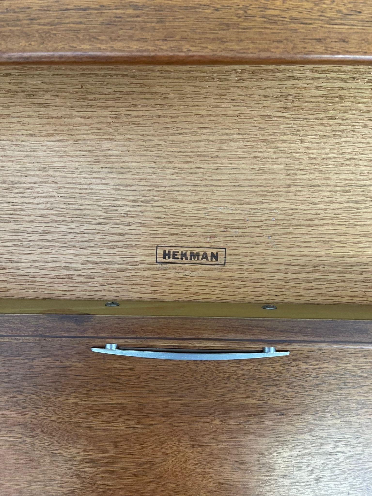 Moderner Vintage-Akzenttisch aus Nussbaumholz von Hekman aus der Mitte des Jahrhunderts. im Angebot 1