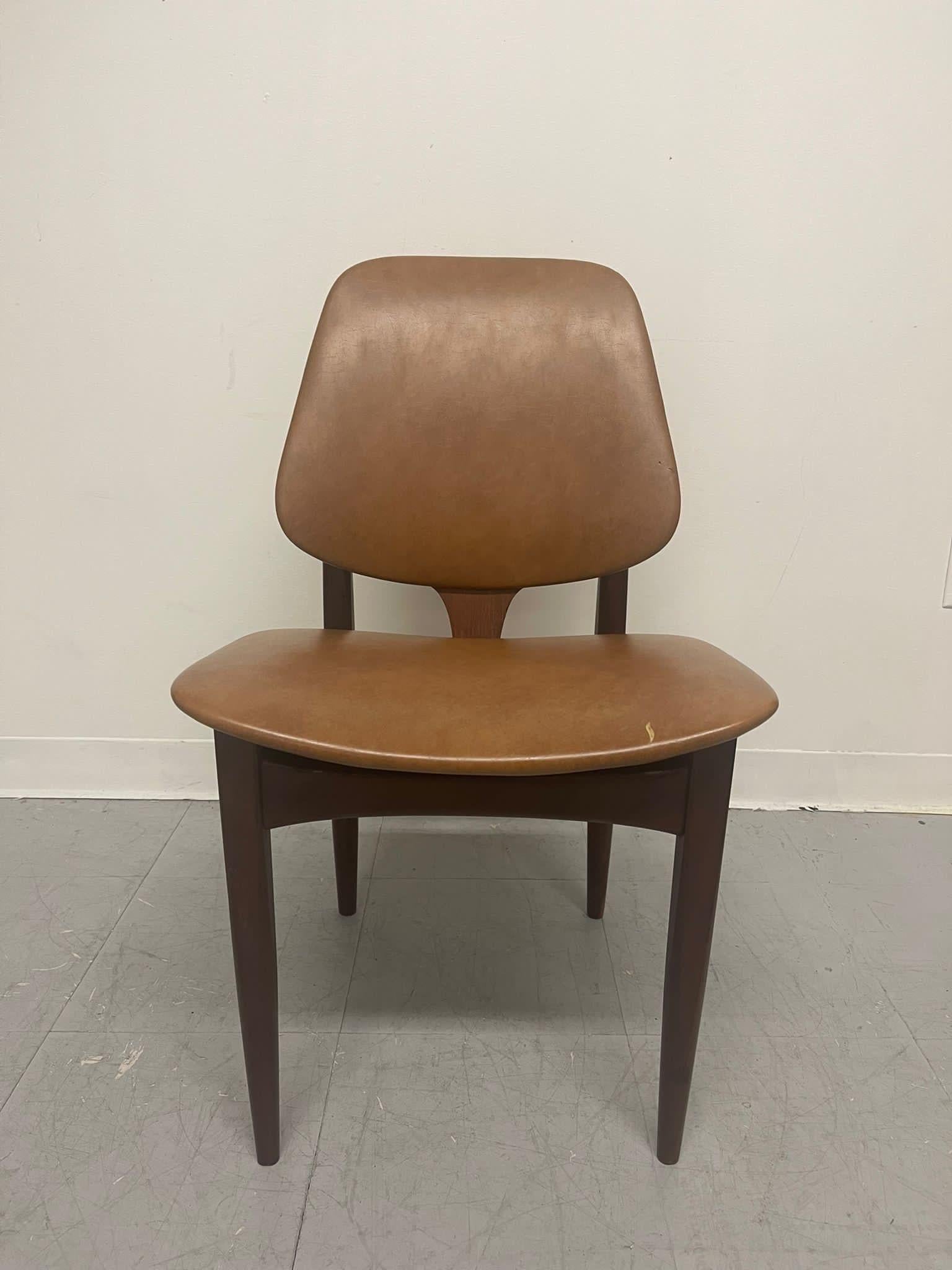 Possibly Leather or Vinyl Seat Covering. Possibly Elliot’s of Newbury , No Makers Mark. Circa 1960s- 1970s. Vintage Condition Consistent with Age as Pictured.

Dimensions. 19 W ; 20 D ; 31 H