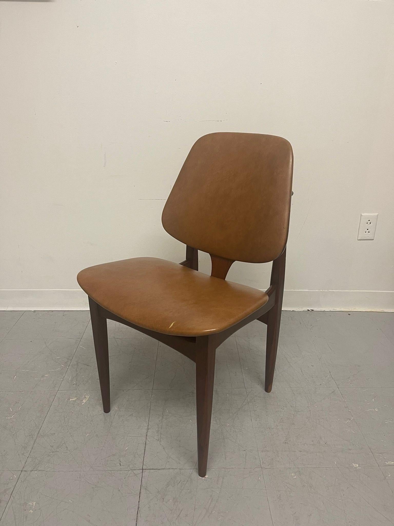 Mid-Century Modern Vintage Mid Century Modern Walnut Toned Chair. For Sale