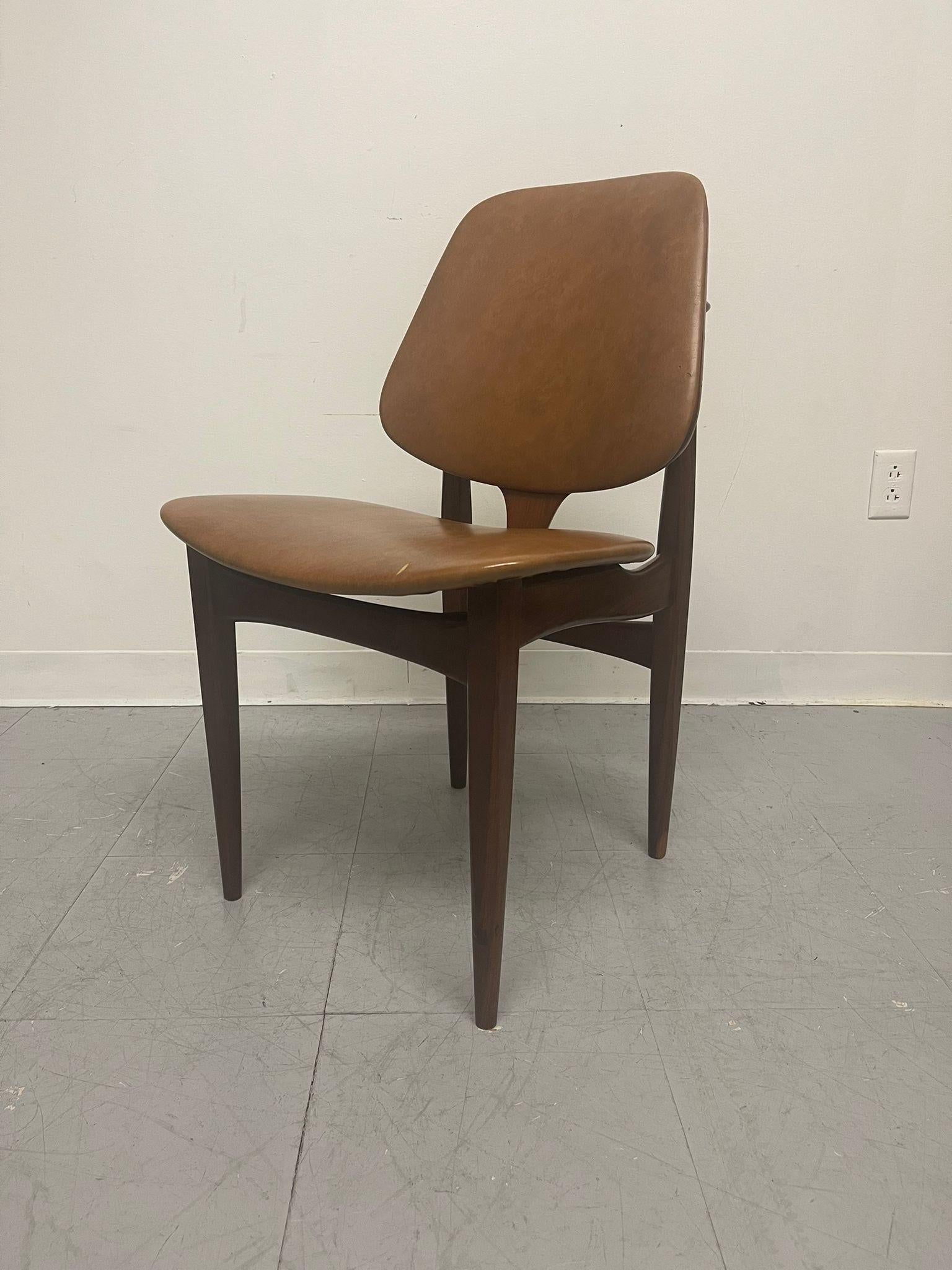 Vintage Mid Century Modern Walnut Toned Chair. In Good Condition For Sale In Seattle, WA