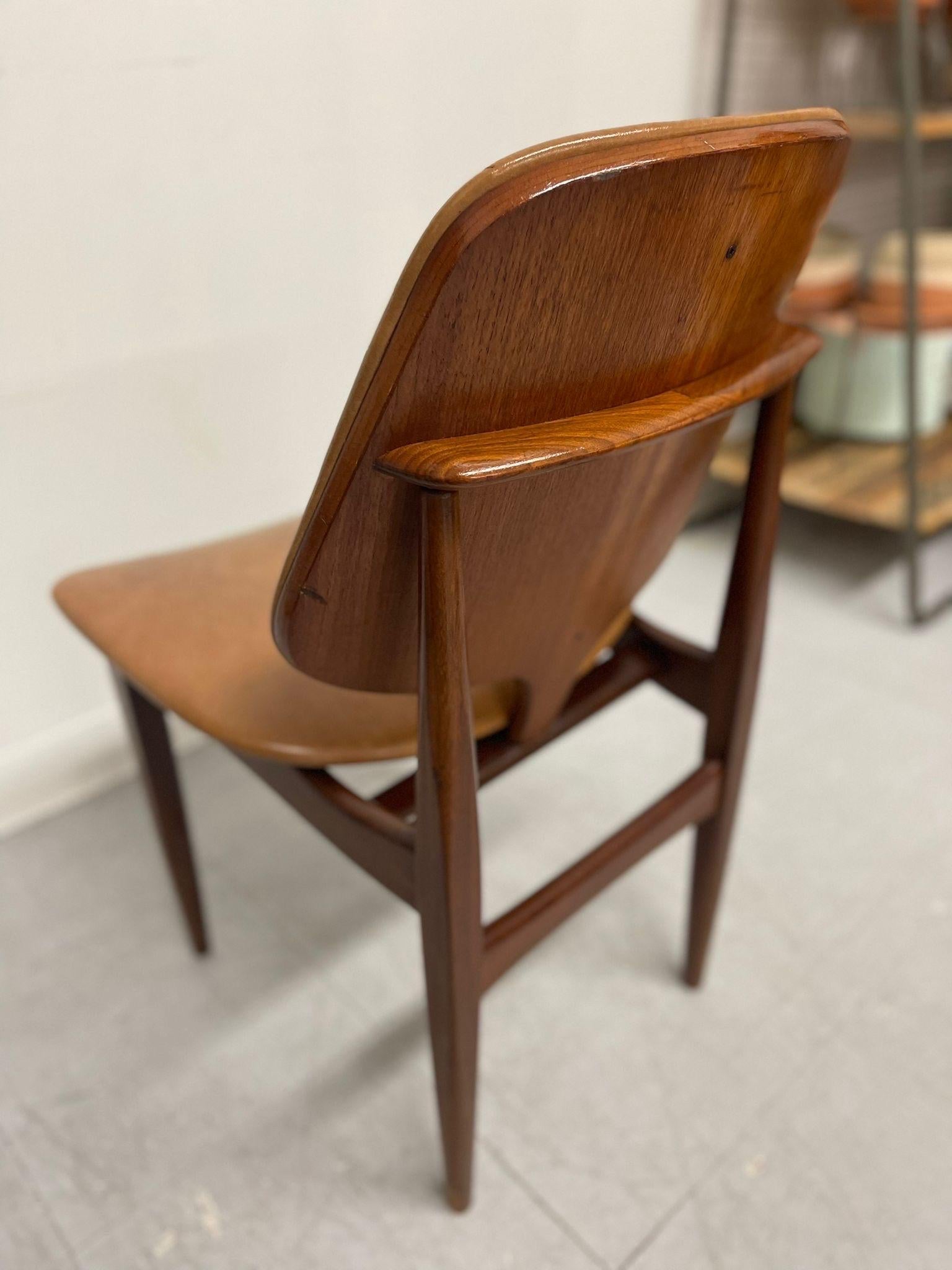 Mid-20th Century Vintage Mid Century Modern Walnut Toned Chair. For Sale