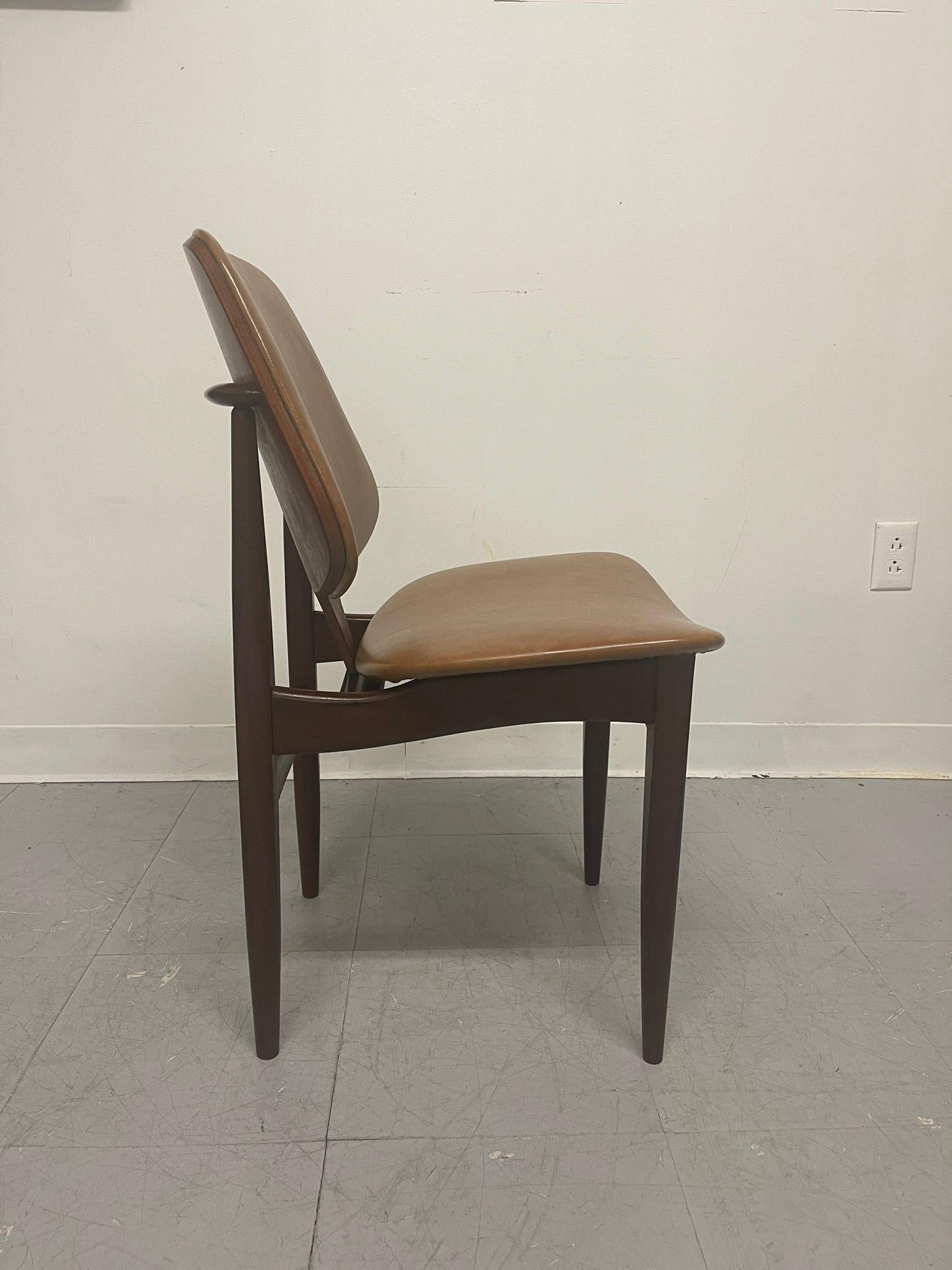 Wood Vintage Mid Century Modern Walnut Toned Chair. For Sale