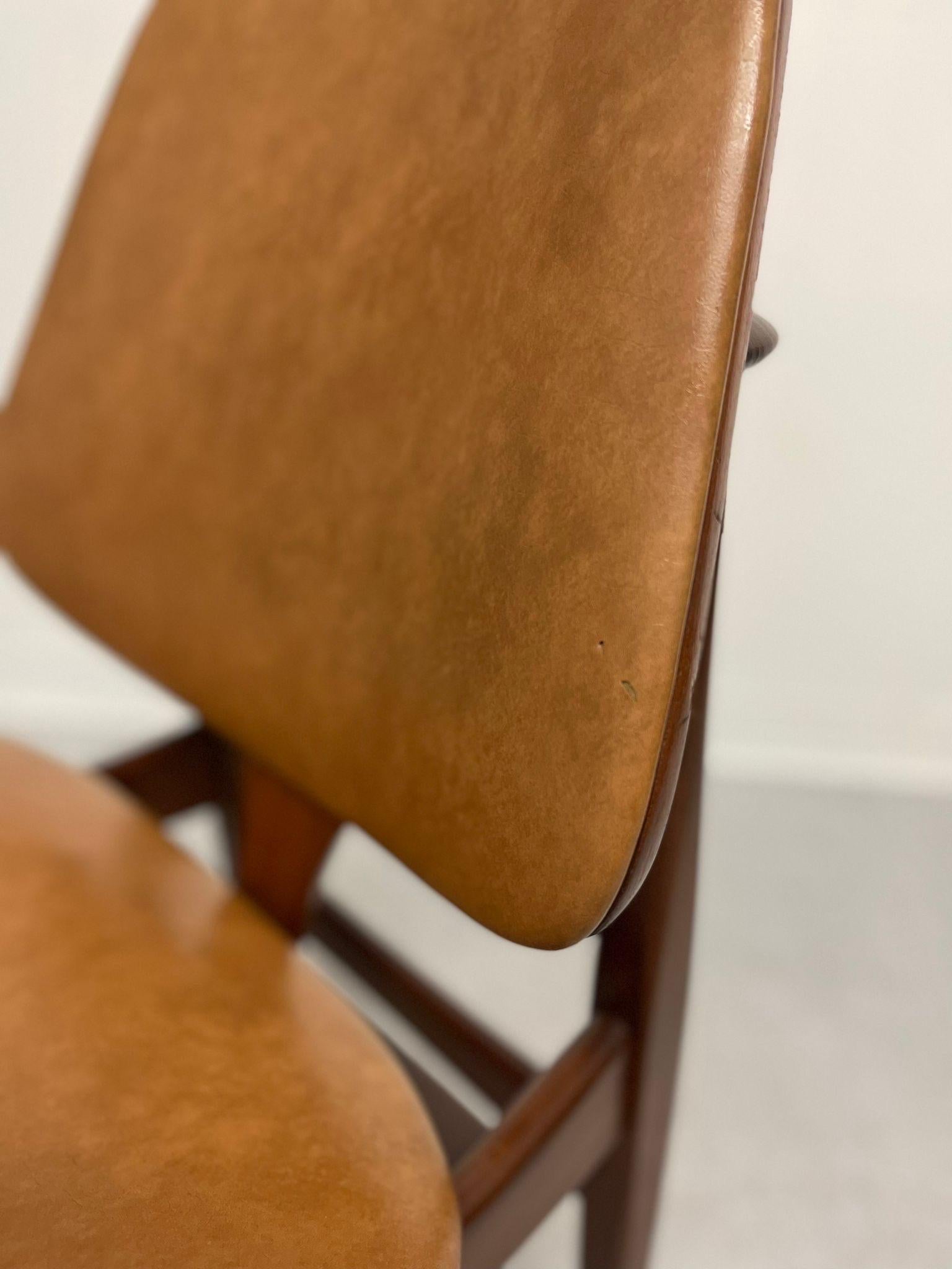 Vintage Mid Century Modern Walnut Toned Chair. For Sale 1
