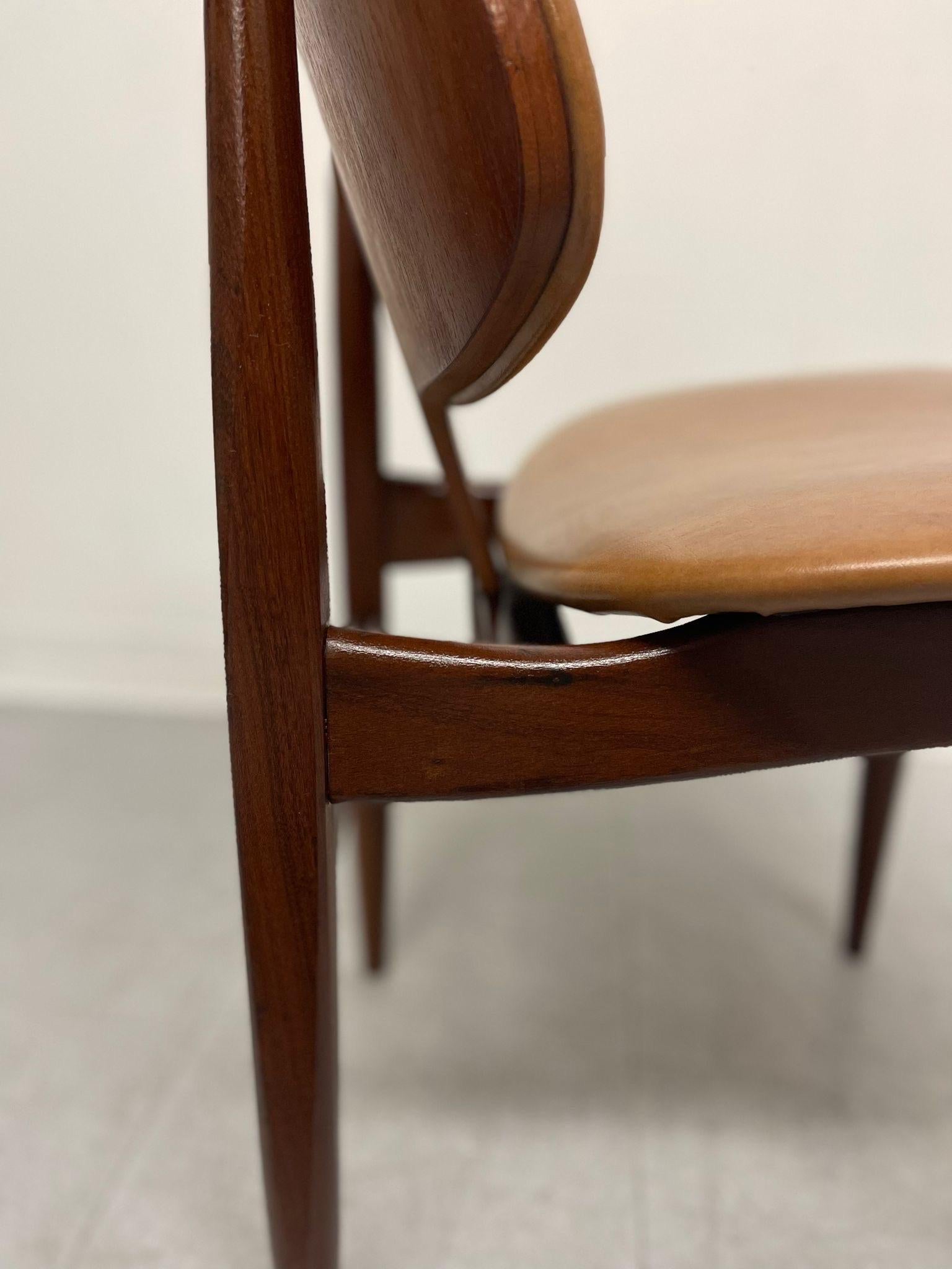 Vintage Mid Century Modern Walnut Toned Chair. For Sale 3