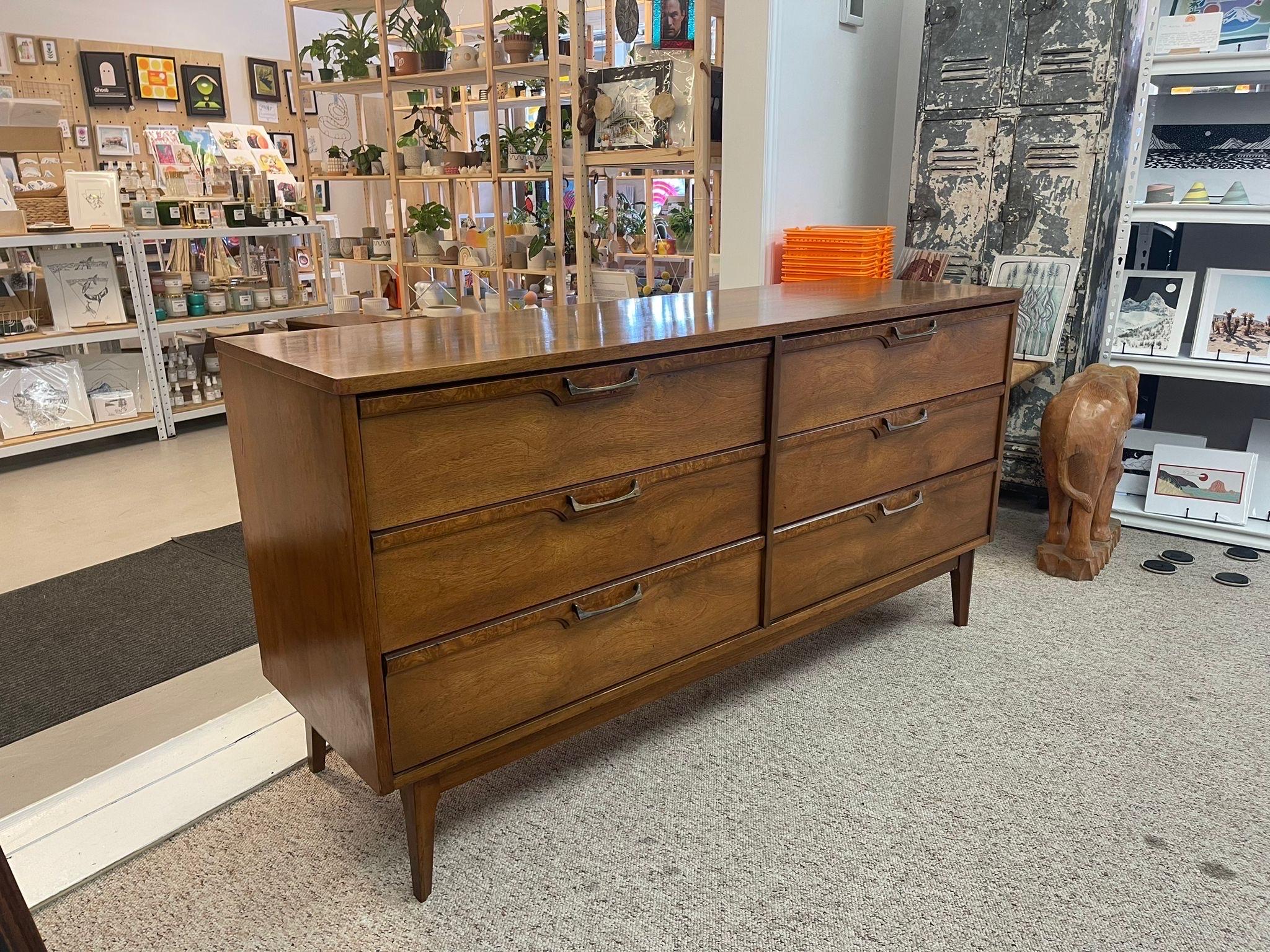 Vintage Mid Century Modern Walnut Toned Credenza With Burl Wood Accents. In Good Condition For Sale In Seattle, WA