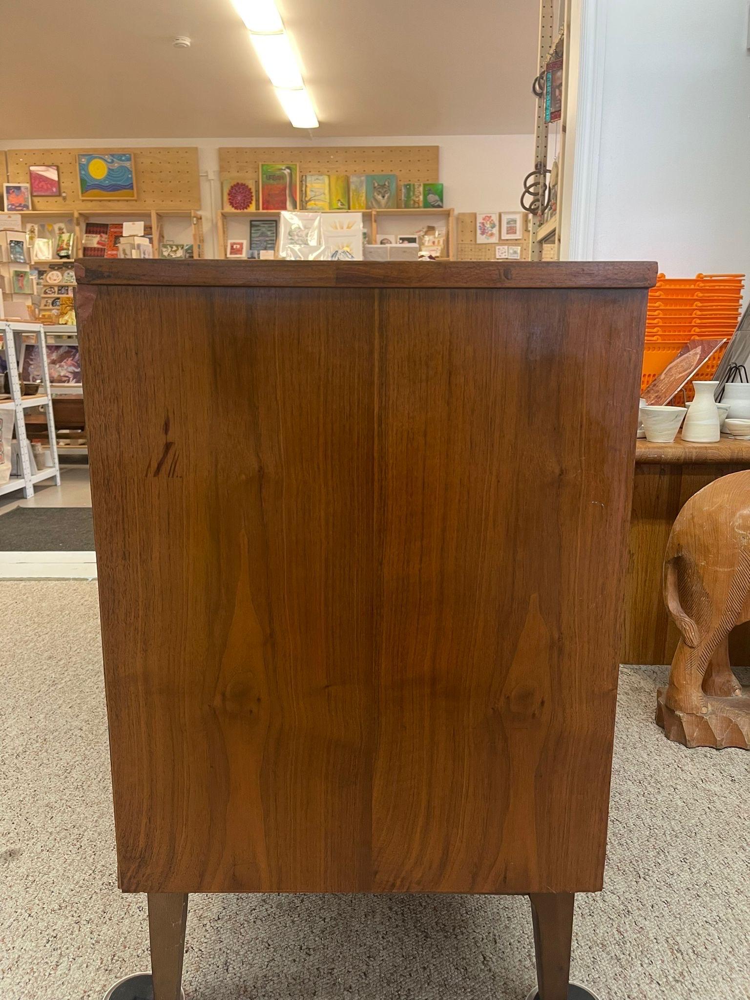 Vintage Mid Century Modern Walnut Toned Credenza With Burl Wood Accents. For Sale 3