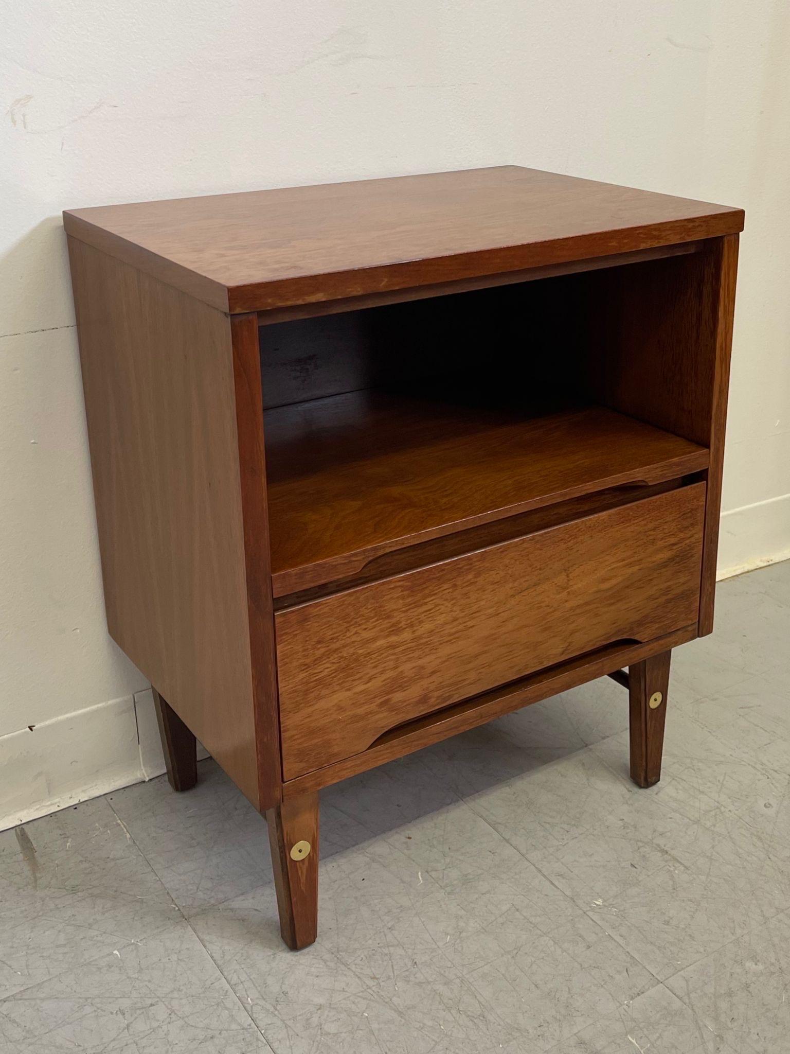 Mid-Century Modern Table d'appoint Vintage Mid Century Modern Toned Walnut par Stanley Furniture Co. en vente