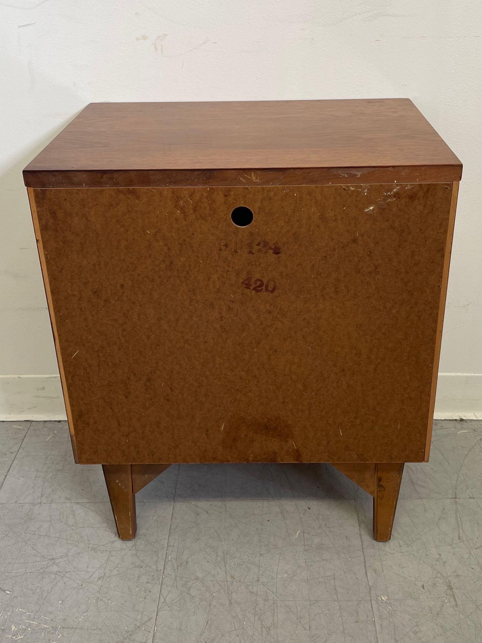 Vintage Mid Century Modern Walnut Toned End Table by Stanley Furniture Co. In Good Condition For Sale In Seattle, WA