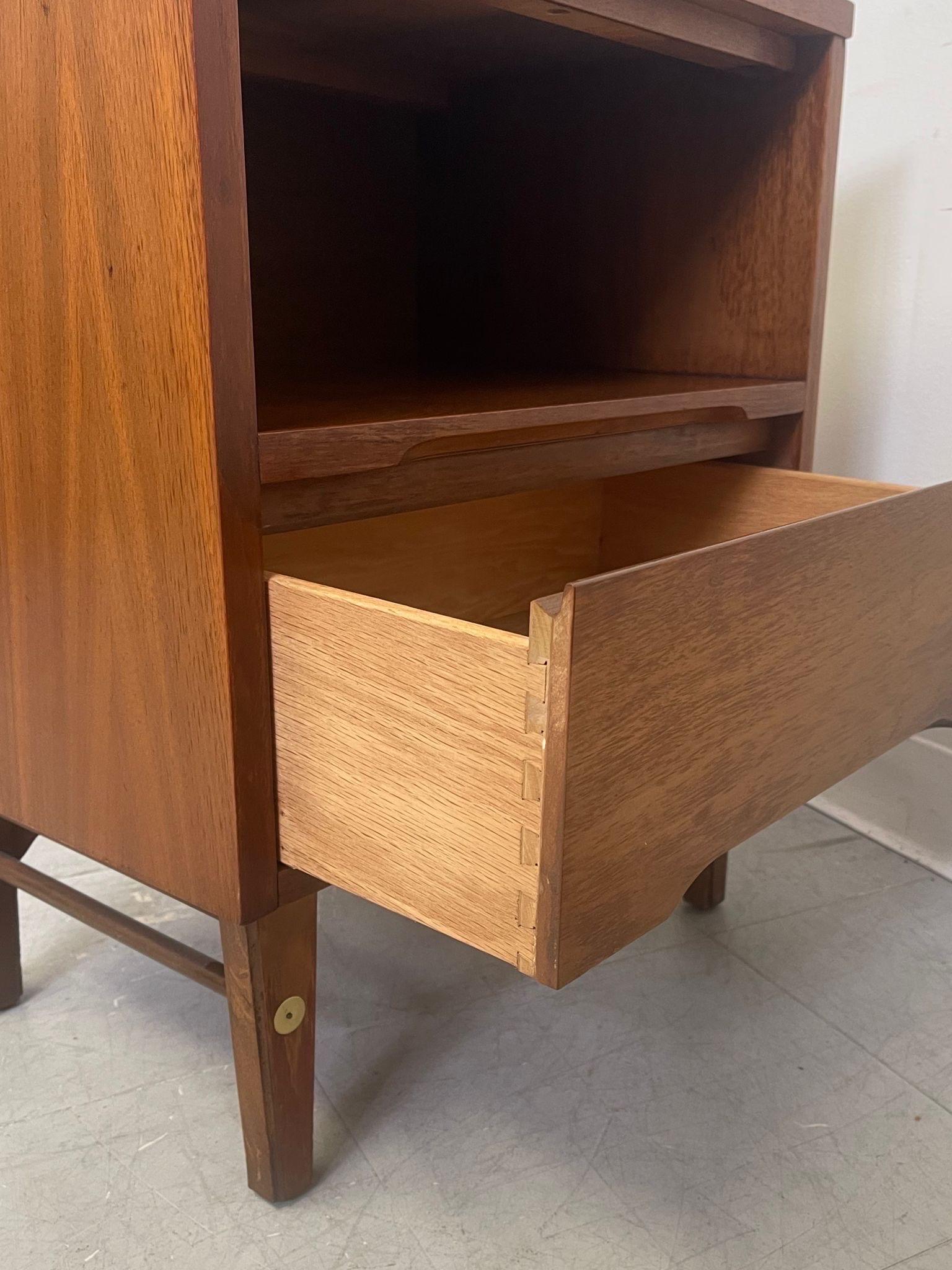 Late 20th Century Vintage Mid Century Modern Walnut Toned End Table by Stanley Furniture Co. For Sale