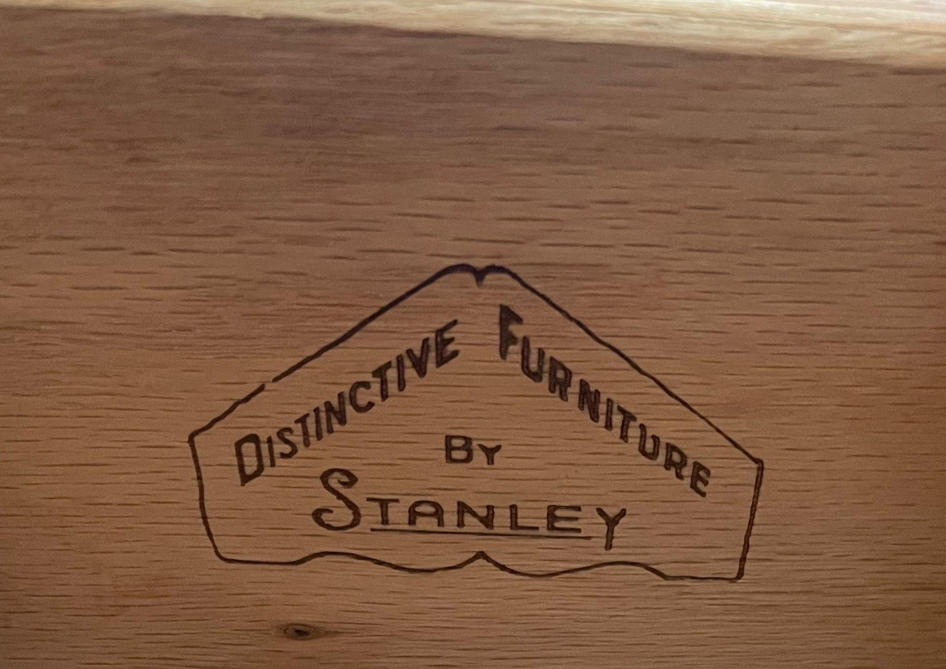 Noyer Table d'appoint Vintage Mid Century Modern Toned Walnut par Stanley Furniture Co. en vente