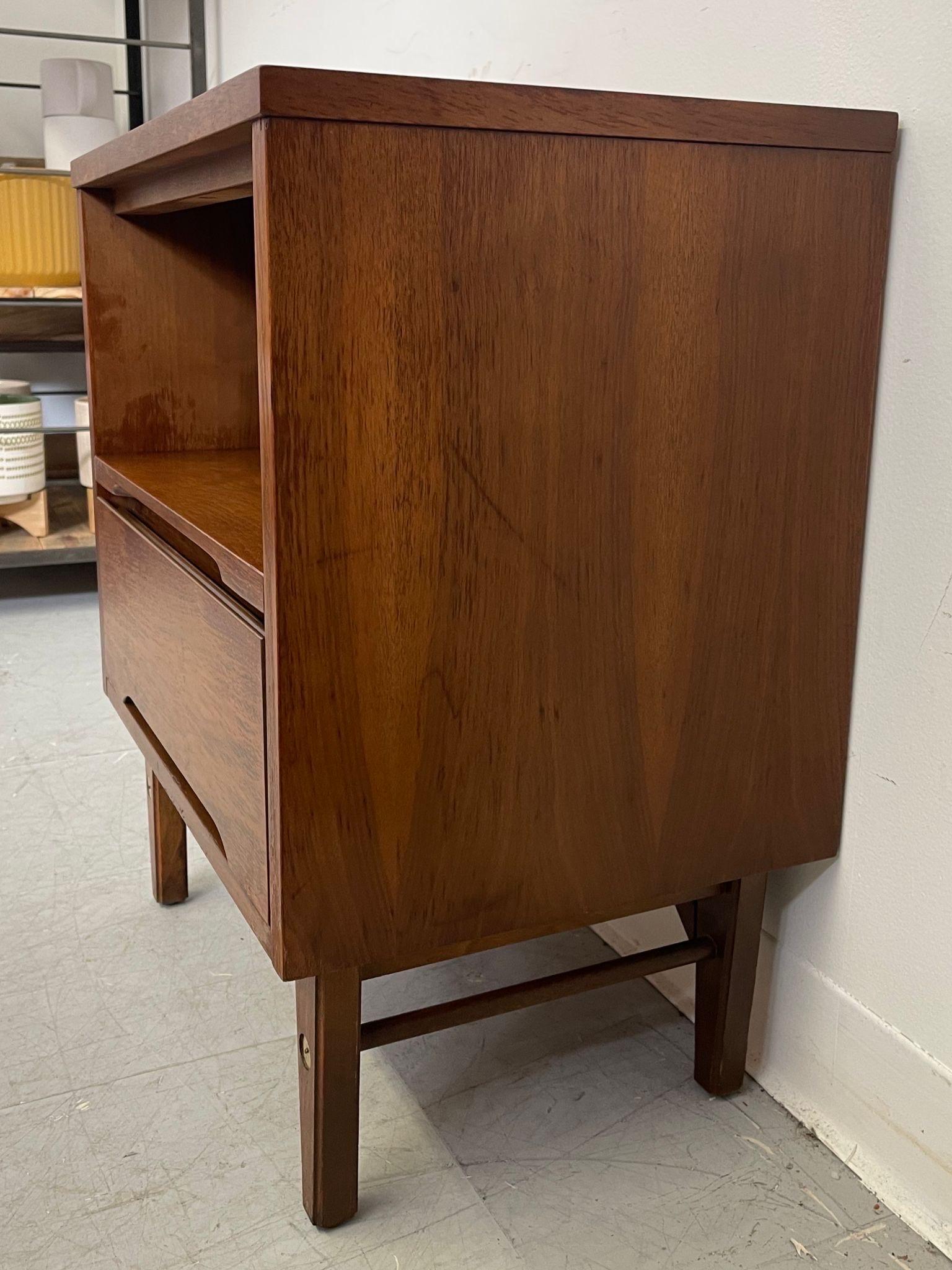 Table d'appoint Vintage Mid Century Modern Toned Walnut par Stanley Furniture Co. en vente 1