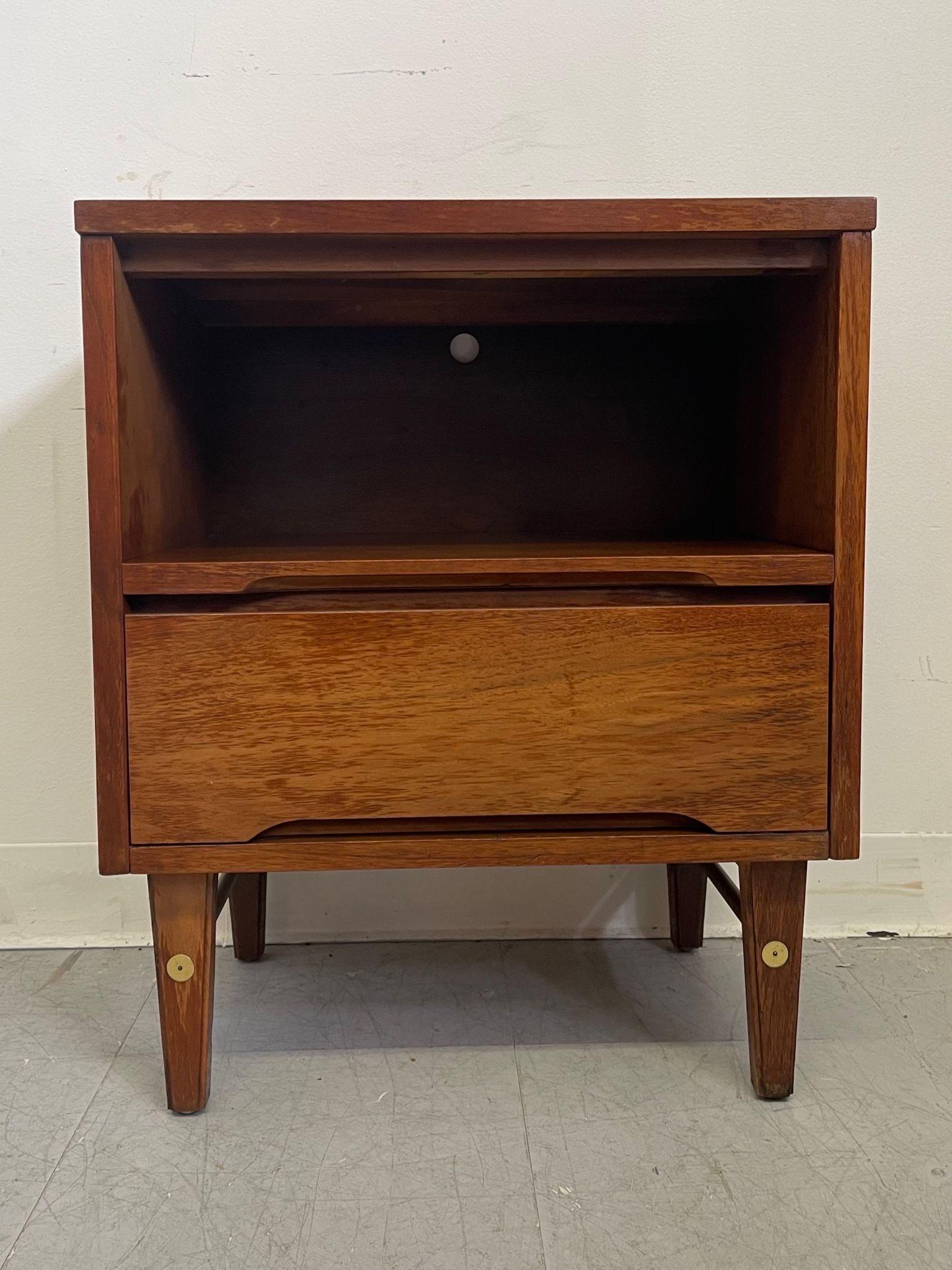 Table d'appoint Vintage Mid Century Modern Toned Walnut par Stanley Furniture Co. en vente 2