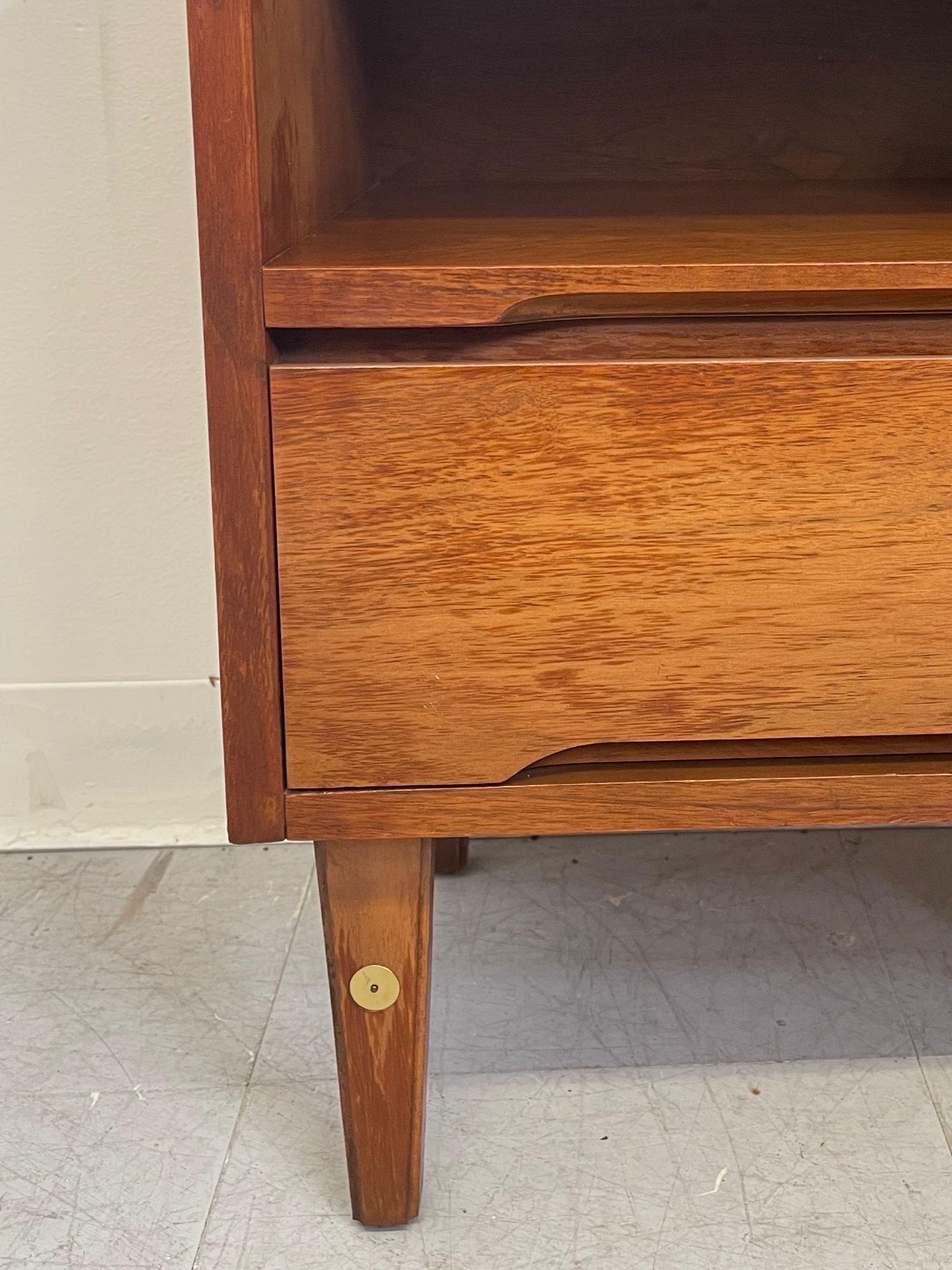 Vintage Mid Century Modern Walnut Toned End Table by Stanley Furniture Co. For Sale 4