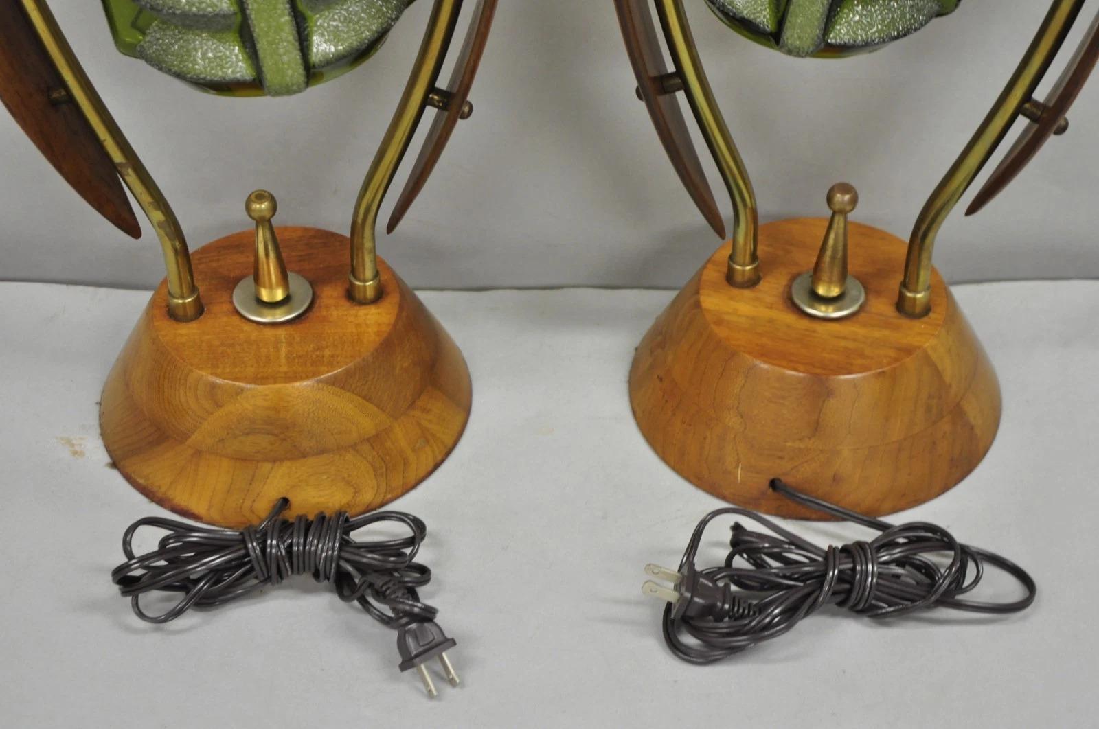 Paire de lampes de table Tulip Flower Glass Shade en noyer, Vintage Mid Century Modern en vente 3