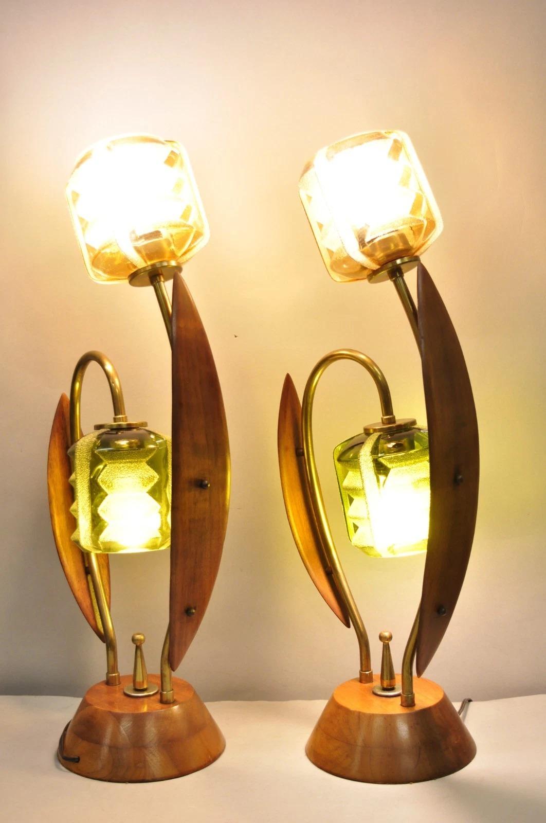 Paire de lampes de table Tulip Flower Glass Shade en noyer, Vintage Mid Century Modern en vente 7