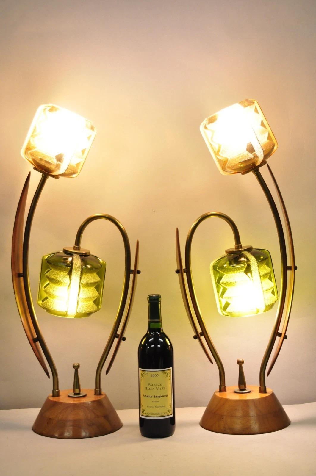 Vintage Mid Century Modern Tulip Flower Walnut Green & Amber Glass Shade Brass Table Lamps with Three 
Illumination de la voie - une paire. Circa Mid 20th Century. Dimensions : 28